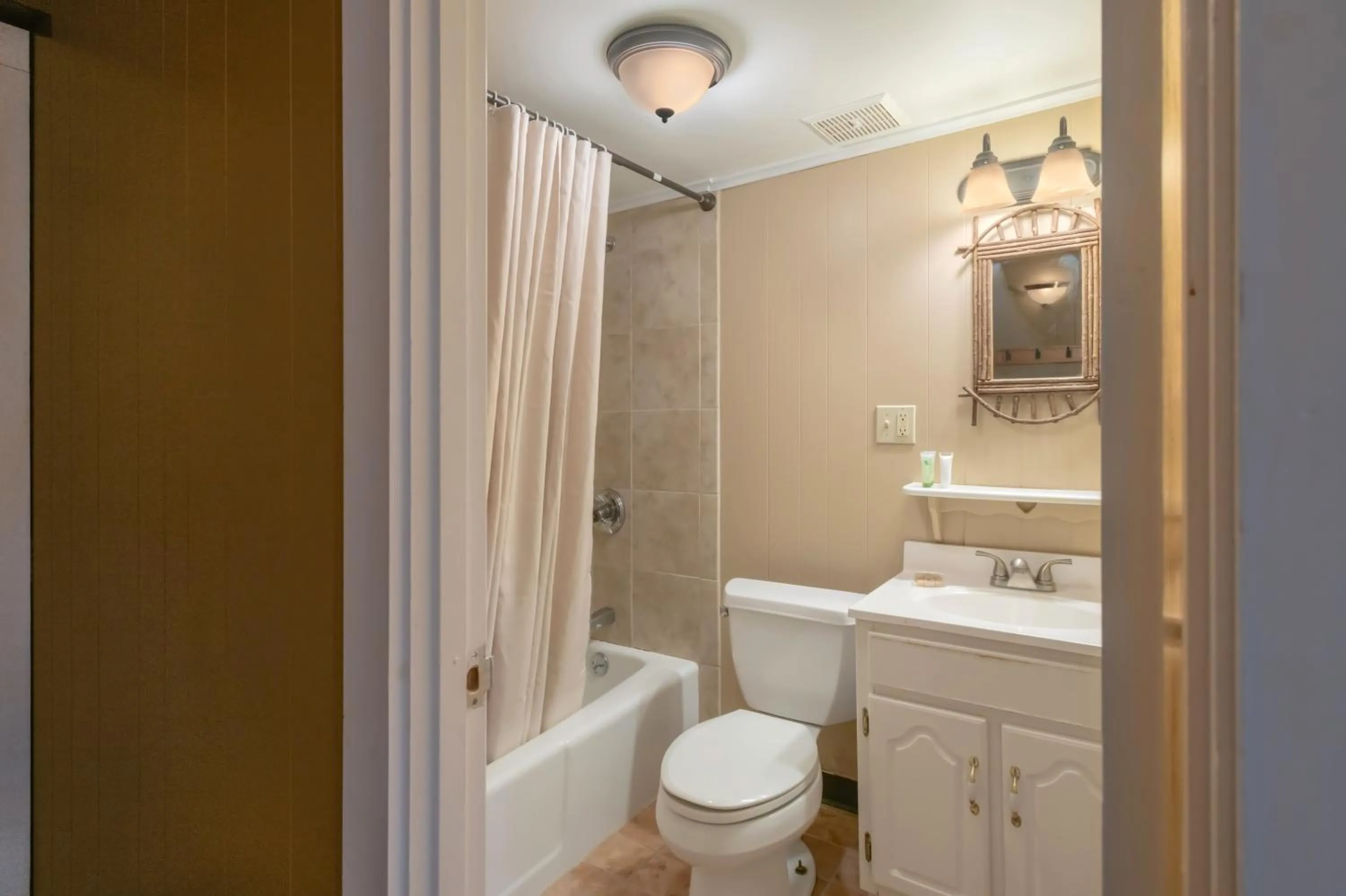 Bathroom in Whitneys Inn at Black Mountain