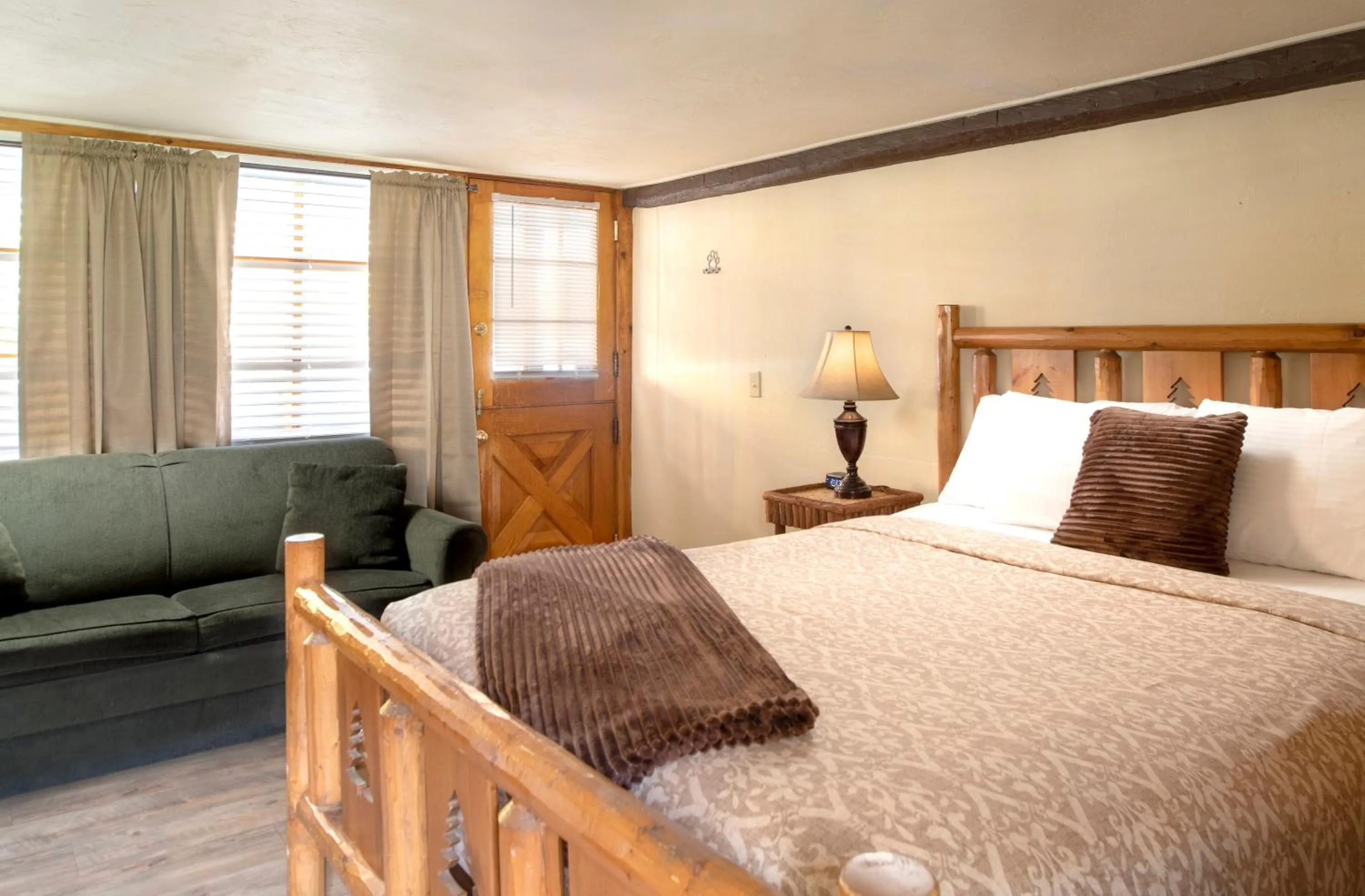 Bedroom, Bed in Whitneys Inn at Black Mountain