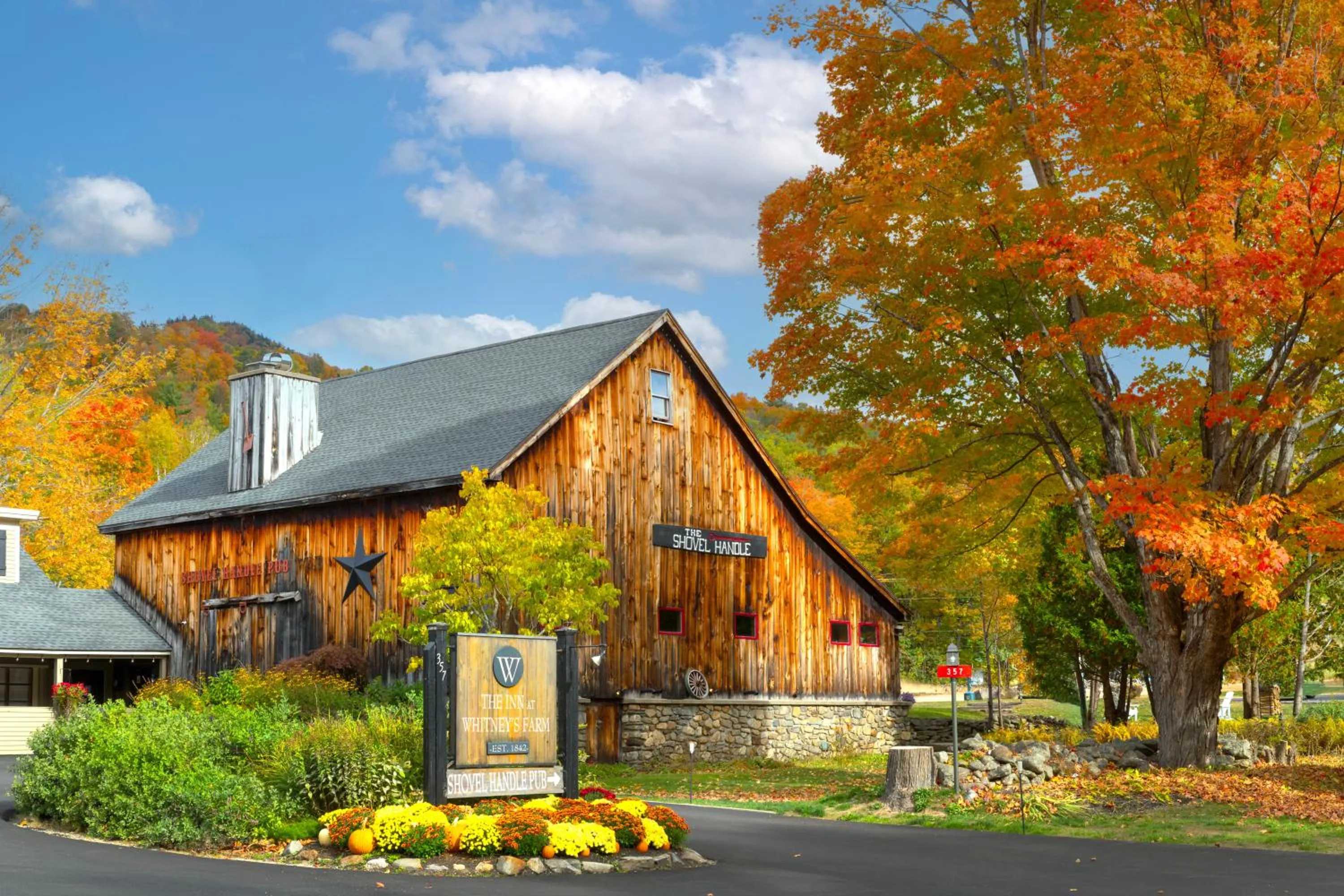 Facade/entrance in Whitneys Inn at Black Mountain