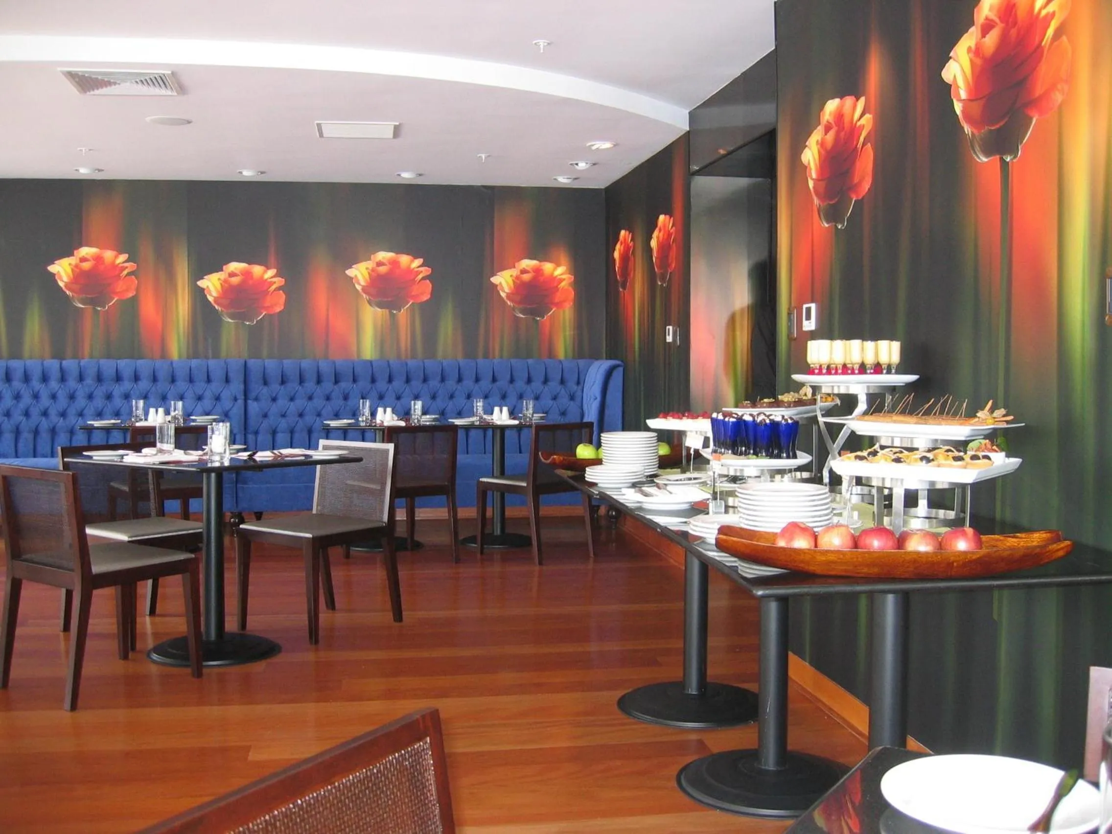 Restaurant/places to eat in Radisson Hotel Decapolis Miraflores