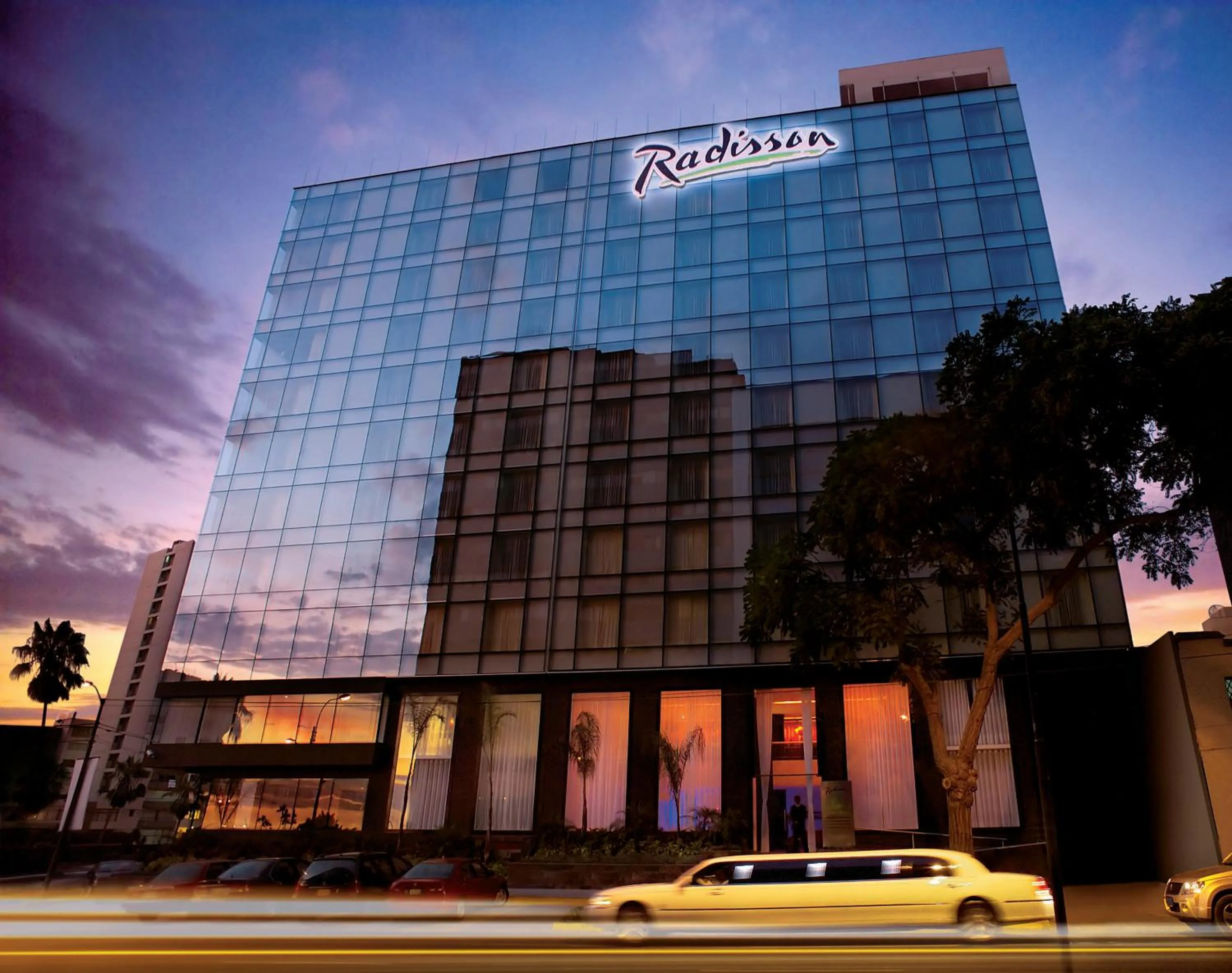 Facade/entrance in Radisson Hotel Decapolis Miraflores