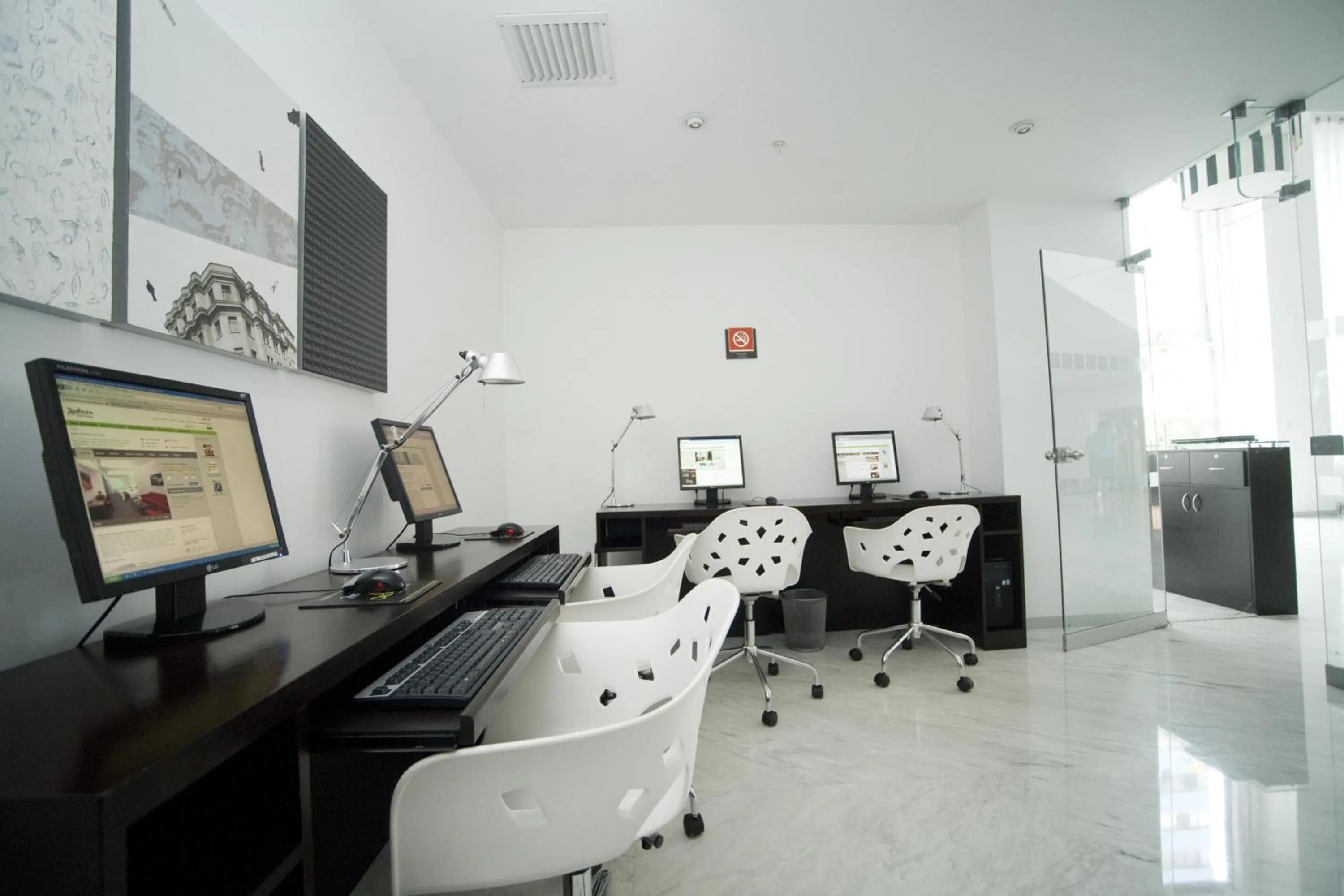 Business facilities in Radisson Hotel Decapolis Miraflores