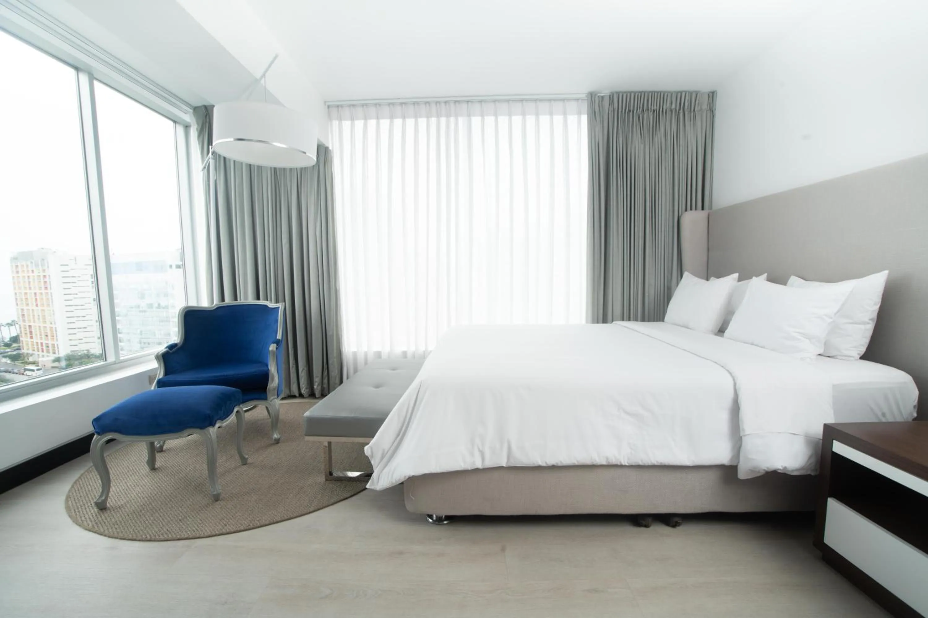 Photo of the whole room, Bed in Radisson Hotel Decapolis Miraflores