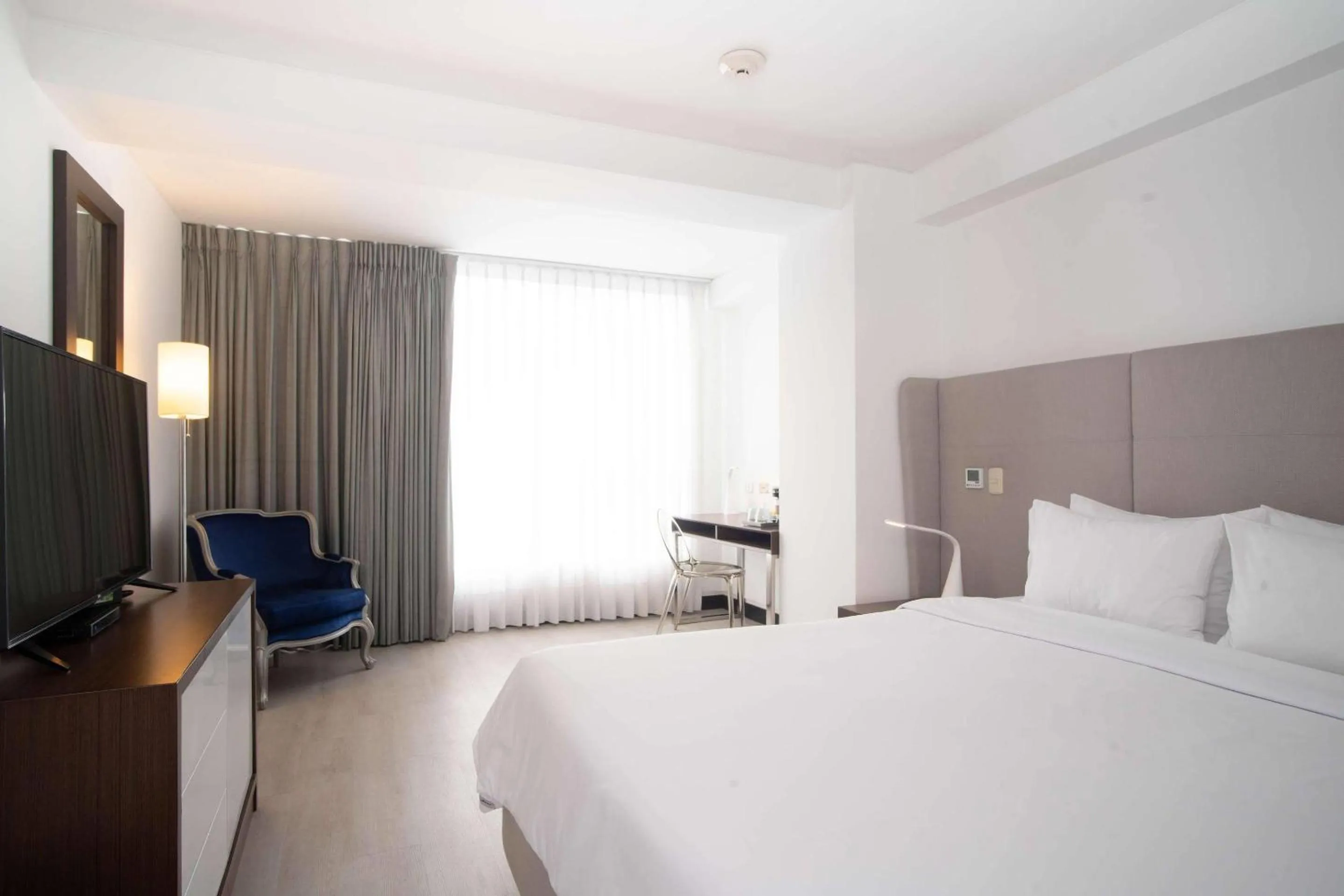 Bedroom, Bed in Radisson Hotel Decapolis Miraflores