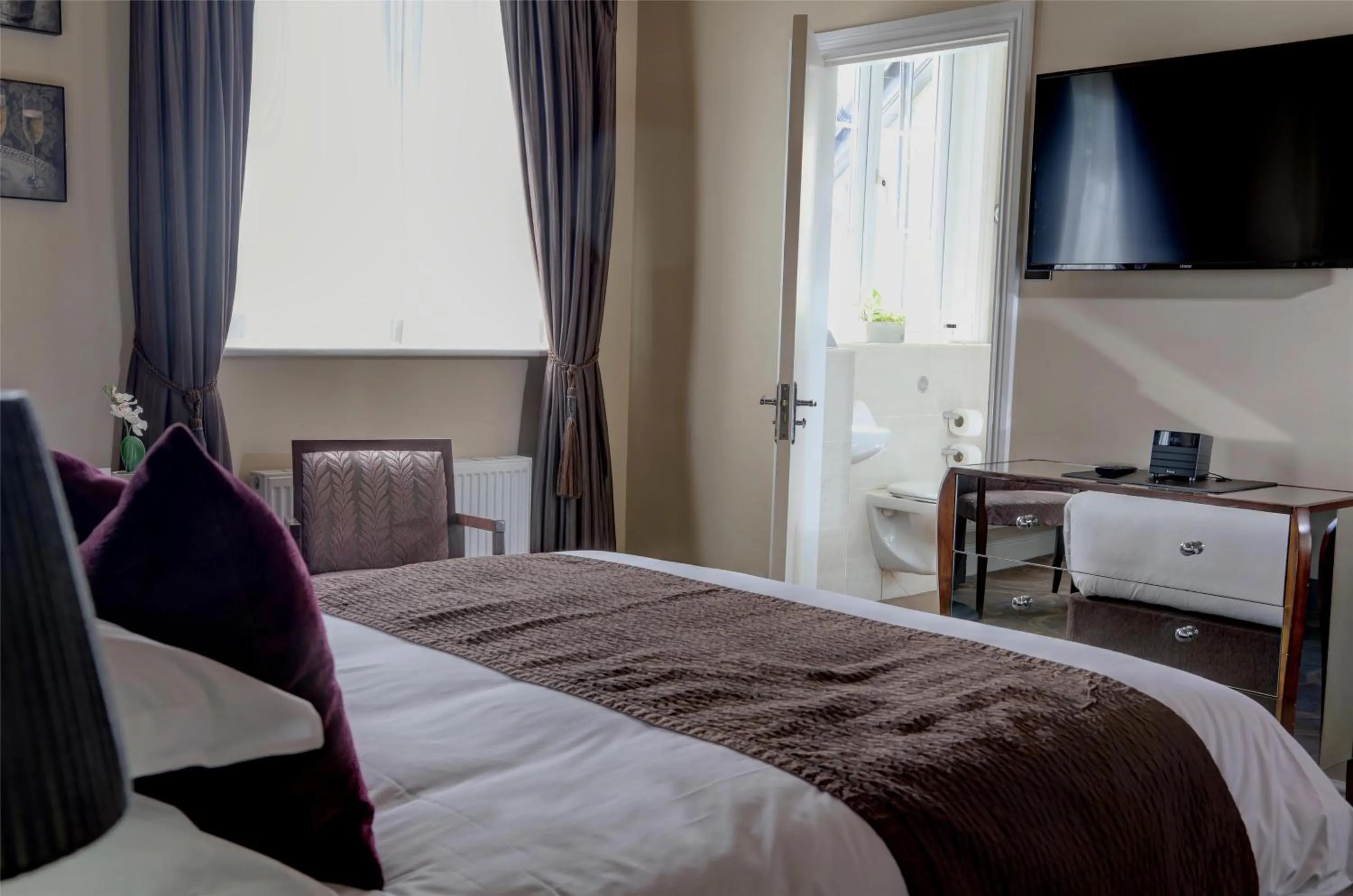 Bedroom, Bed in Ivy Hill Hotel, Sure Hotel Collection by Best Western