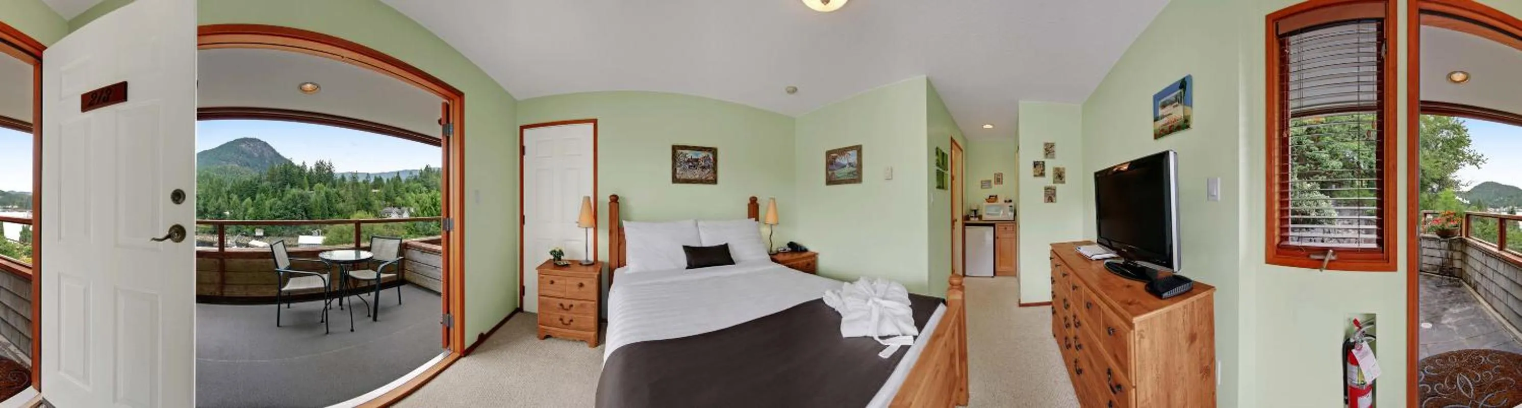 Patio, Bed in Sunshine Coast Resort