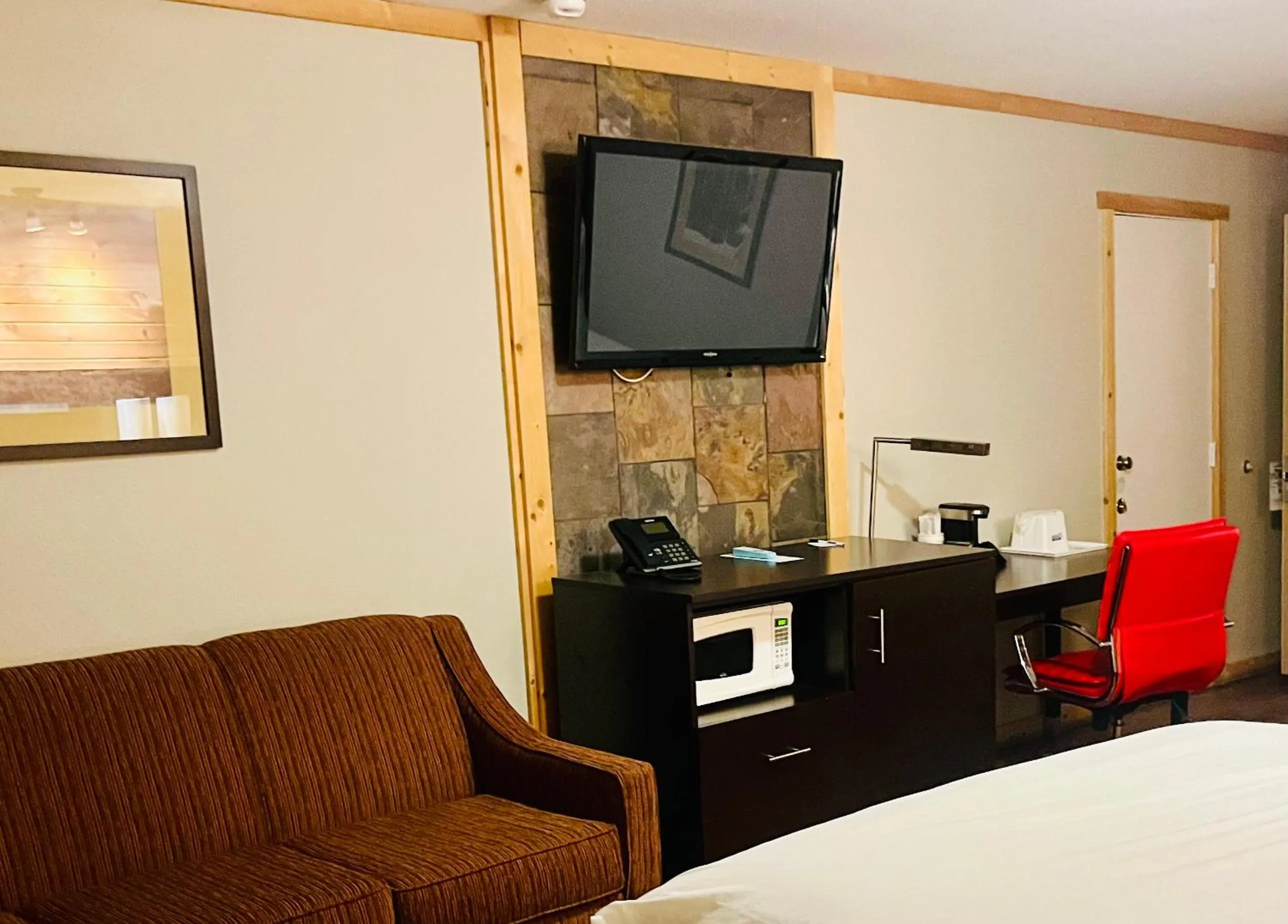 TV and multimedia in Americas Best Value Inn Wall