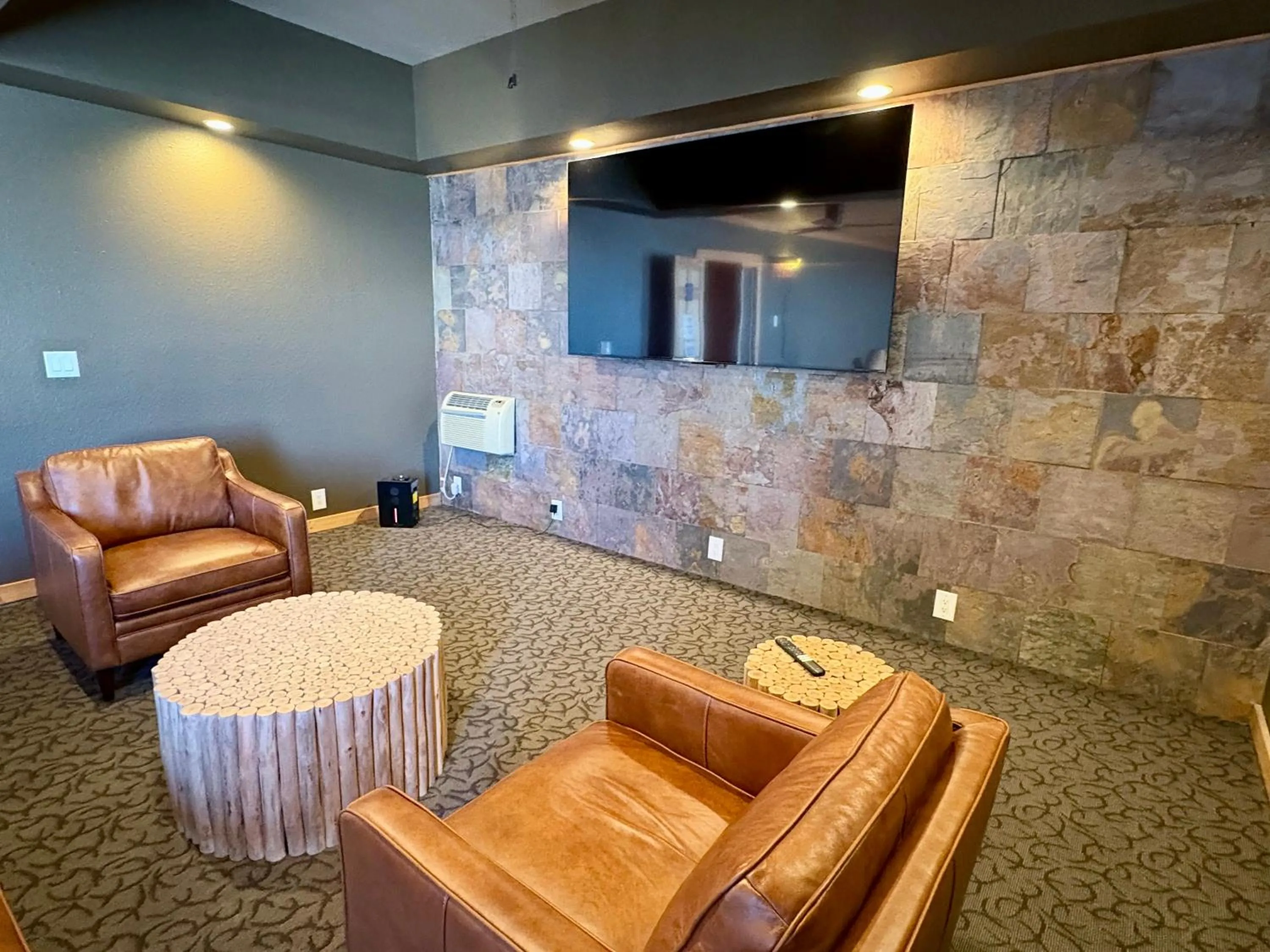 Communal lounge/ TV room in Americas Best Value Inn Wall