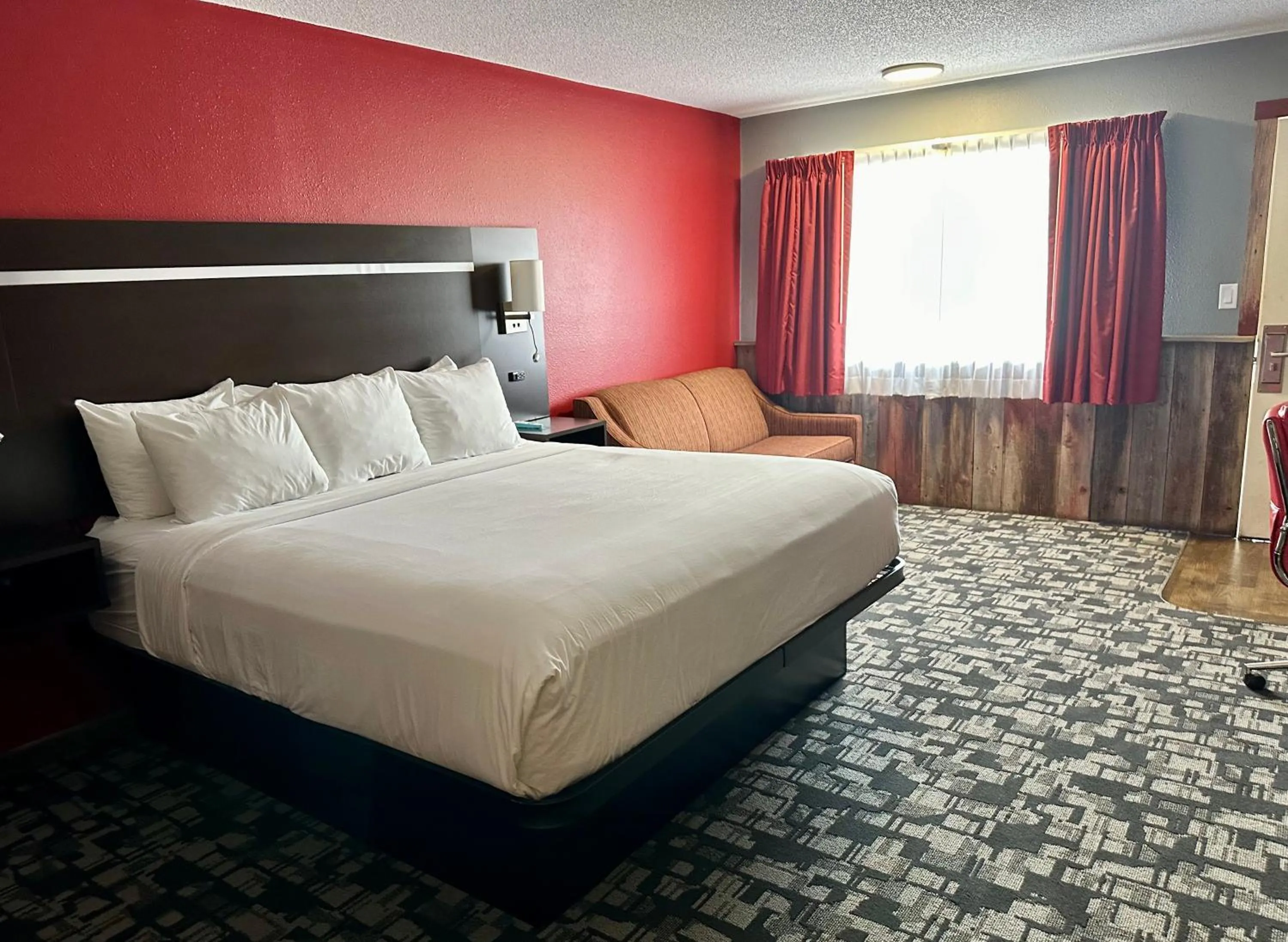 Photo of the whole room in Americas Best Value Inn Wall