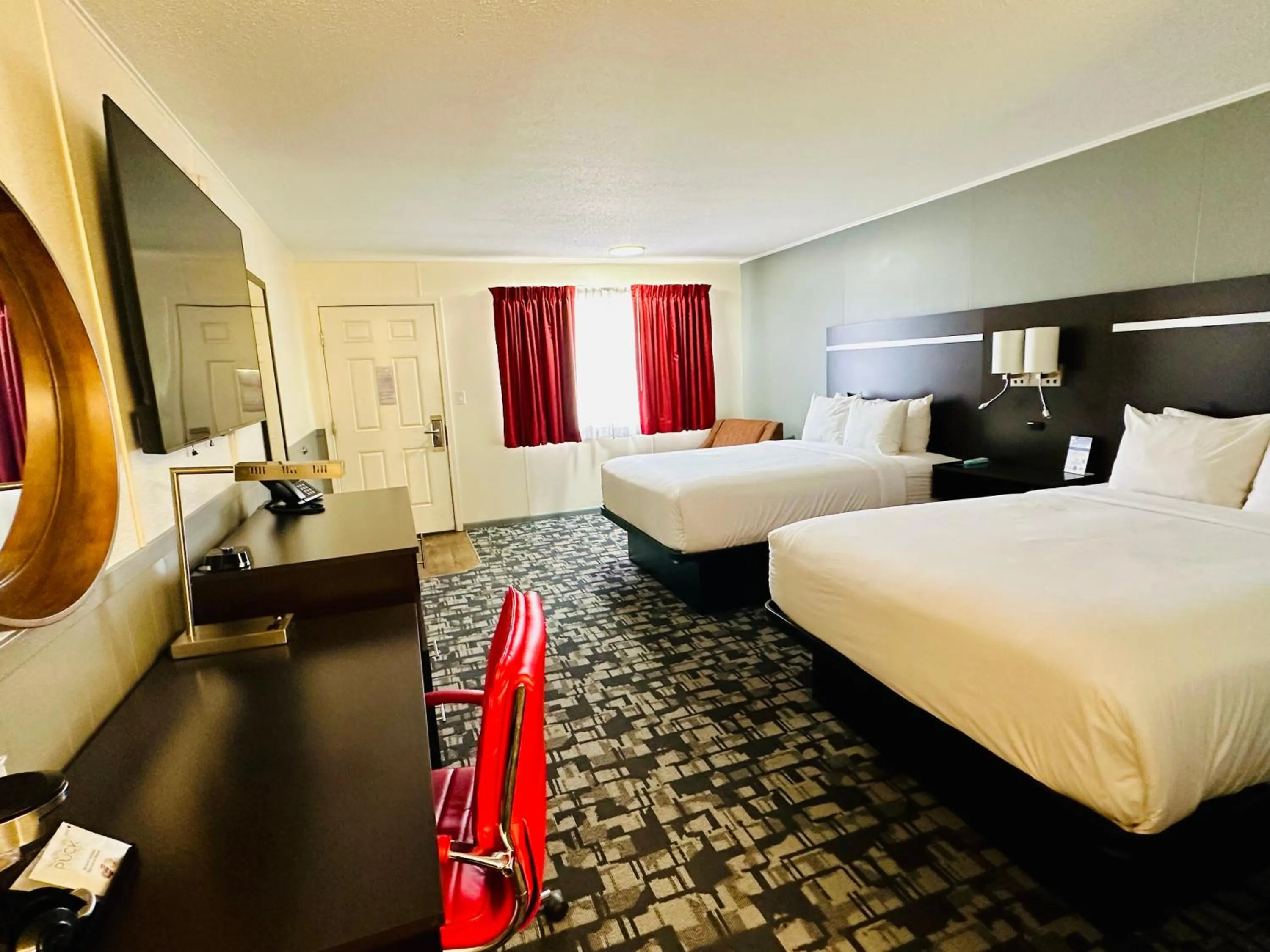 TV and multimedia in Americas Best Value Inn Wall