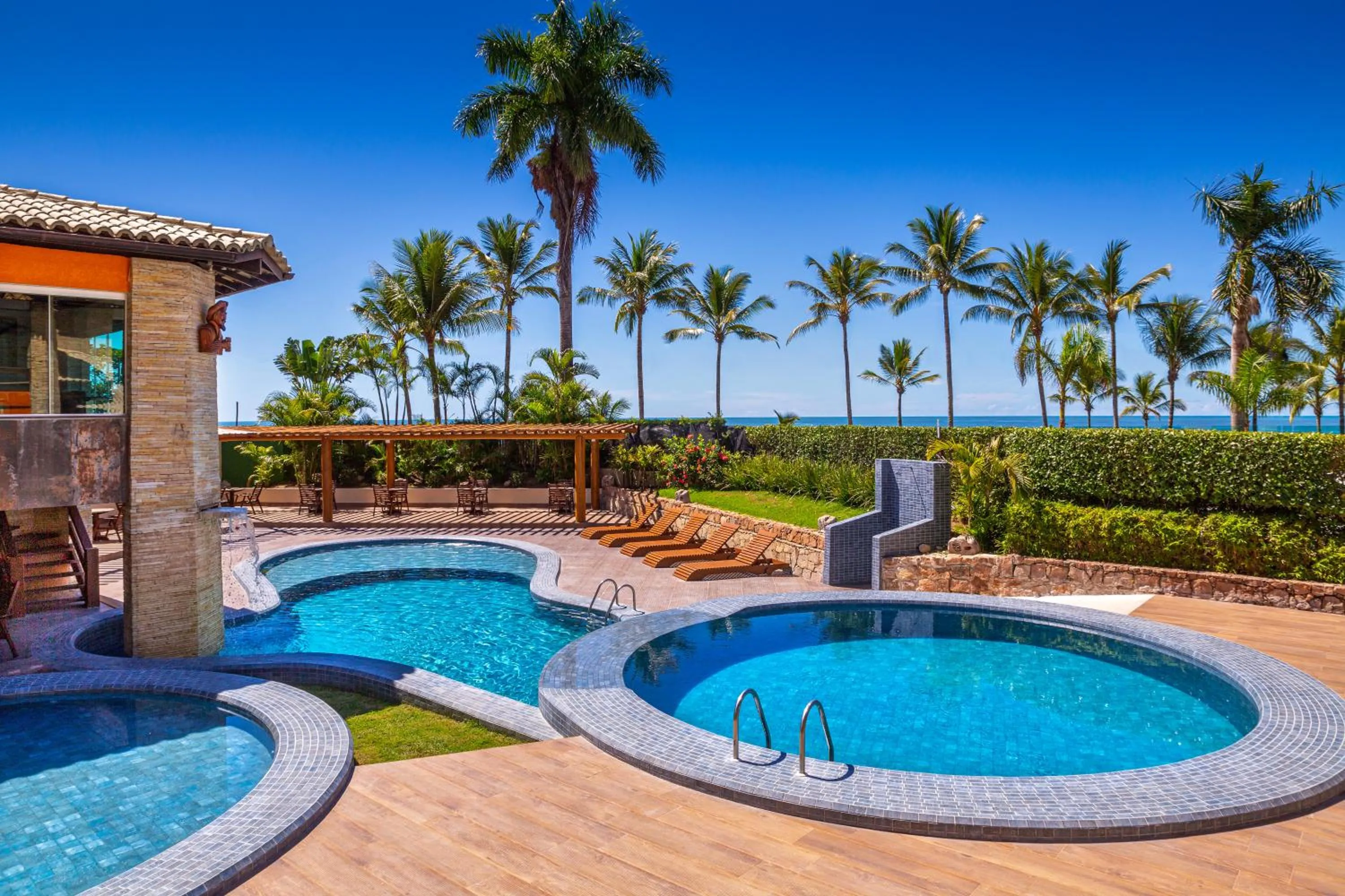 Swimming pool in Quinta do Sol Praia Hotel
