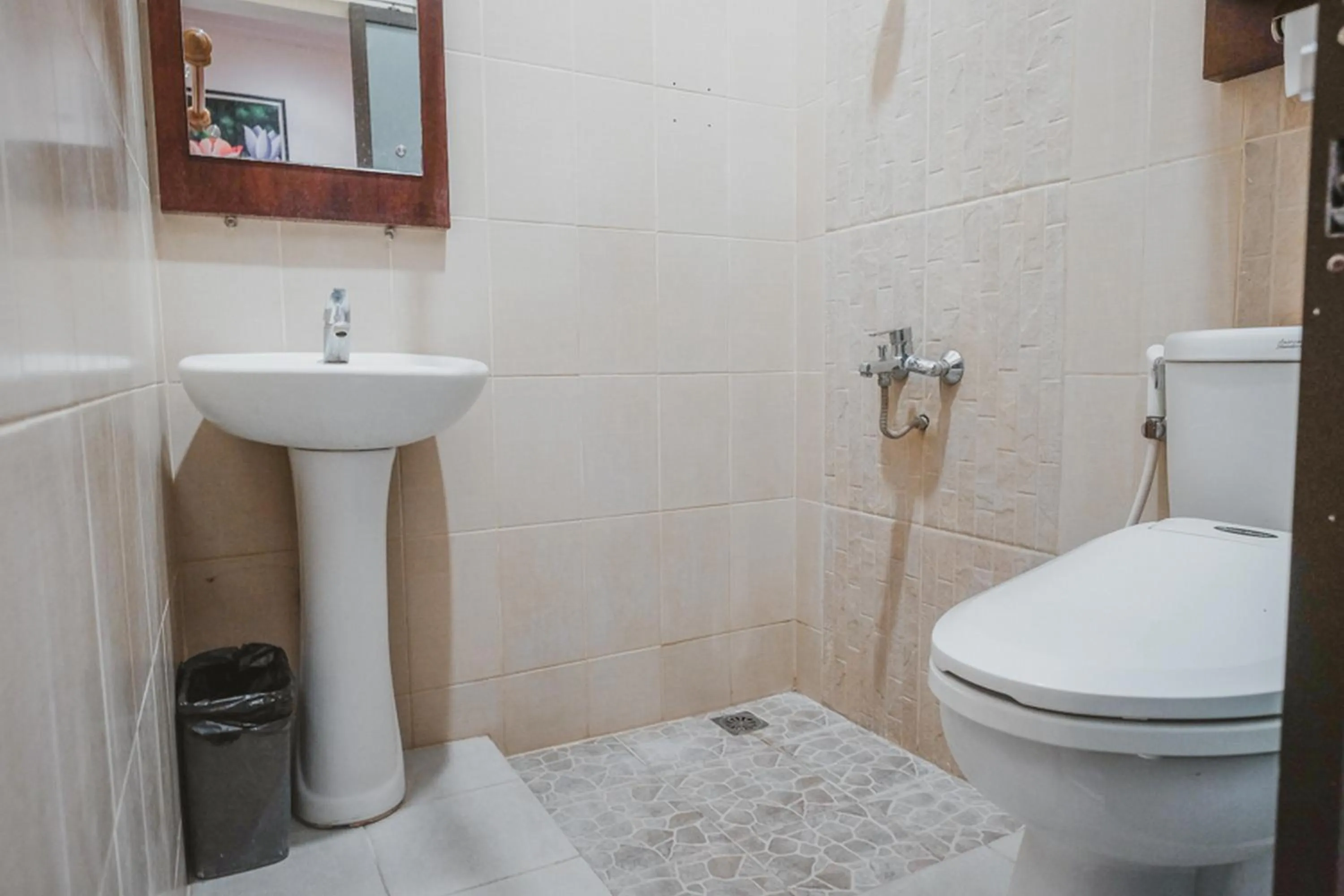 Bathroom in RedDoorz near Galeria Mall 2