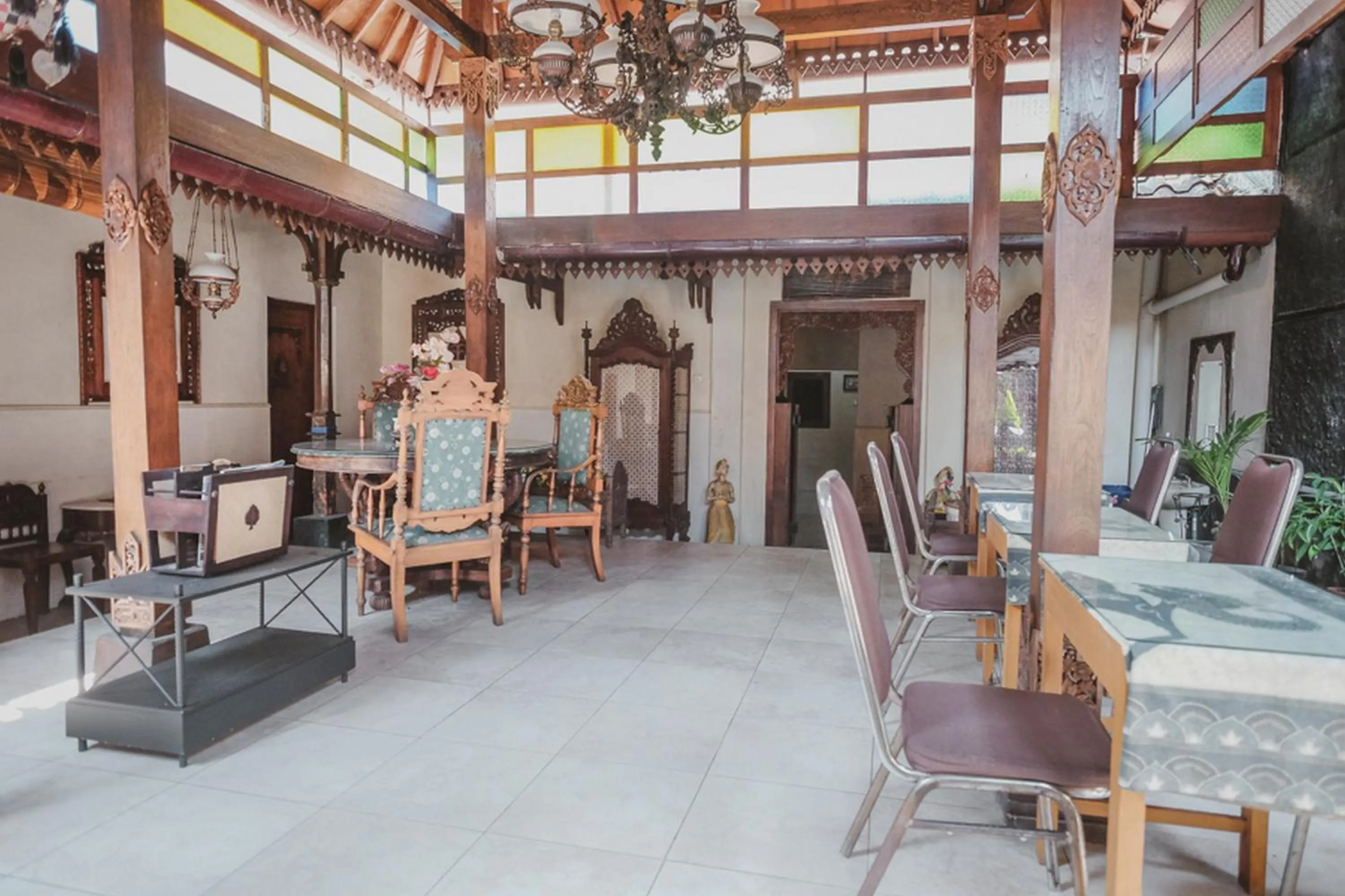 Restaurant/places to eat in RedDoorz near Galeria Mall 2