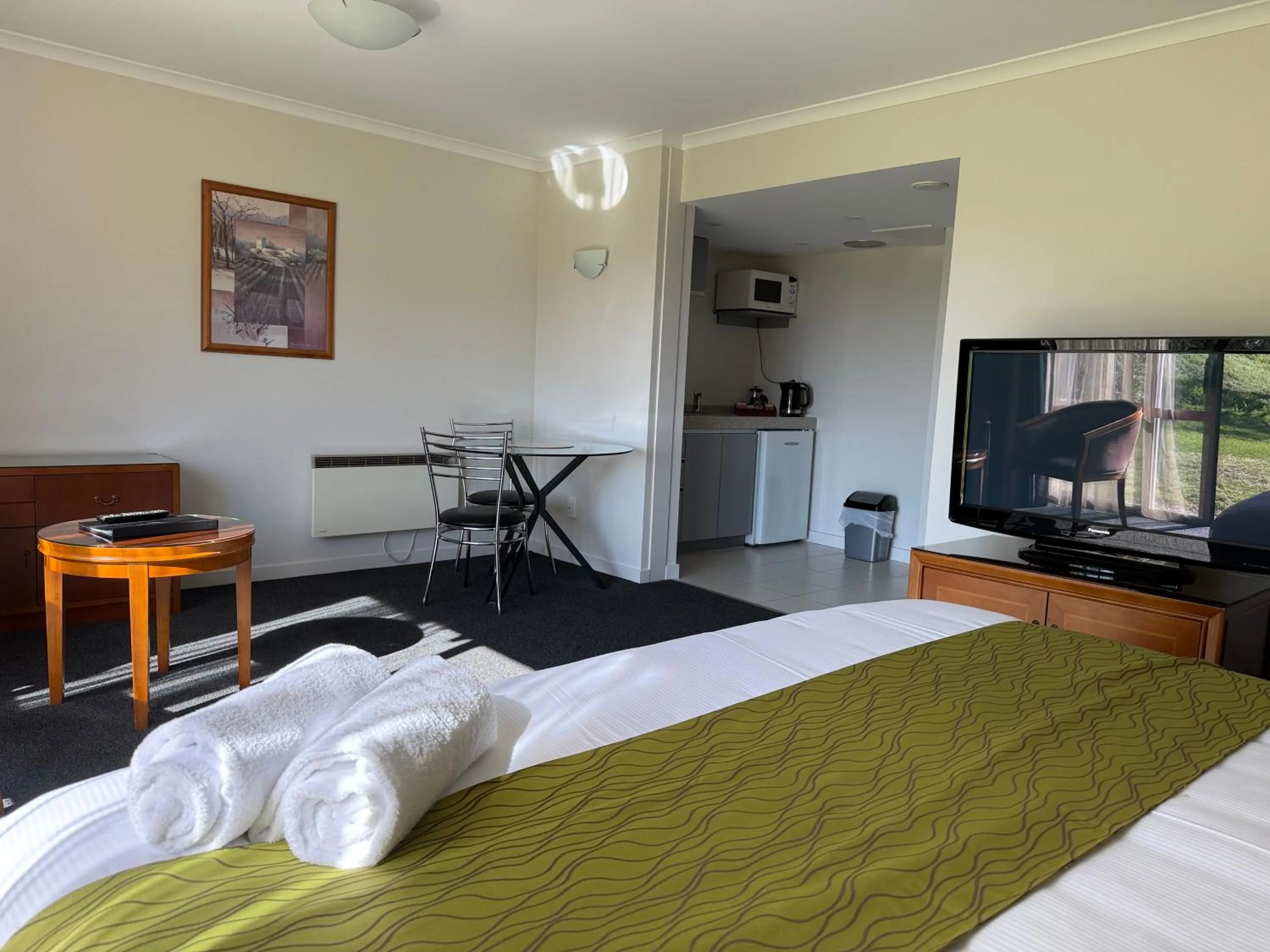 TV and multimedia, Bed in Admirals Motor Inn