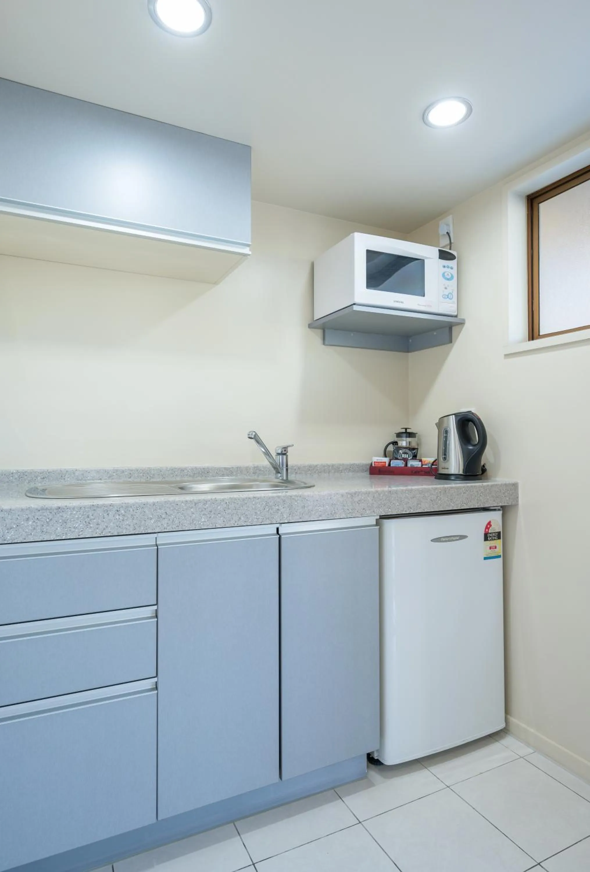 Kitchen or kitchenette in Admirals Motor Inn