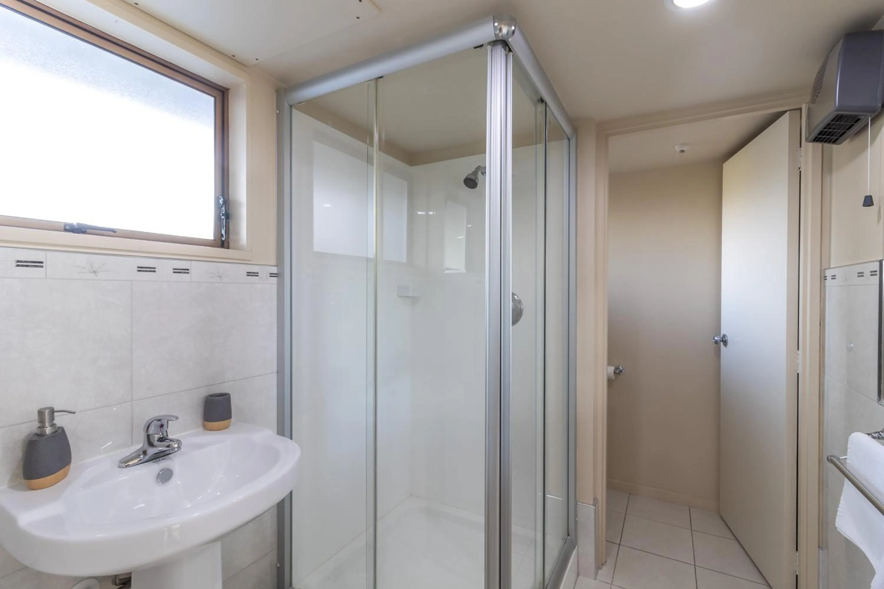 Bathroom in Admirals Motor Inn