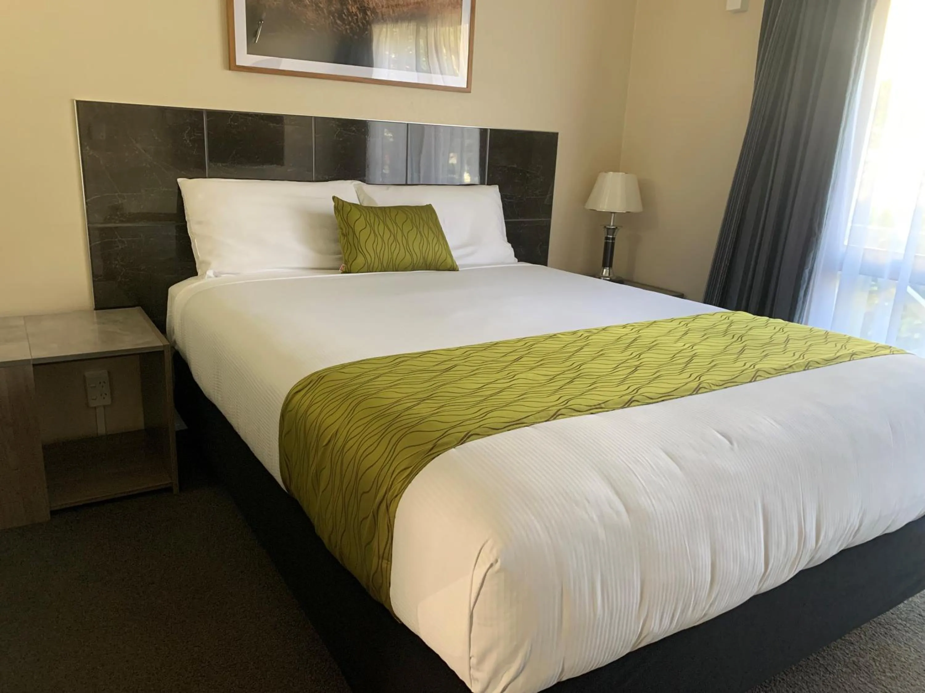 Bed in Admirals Motor Inn