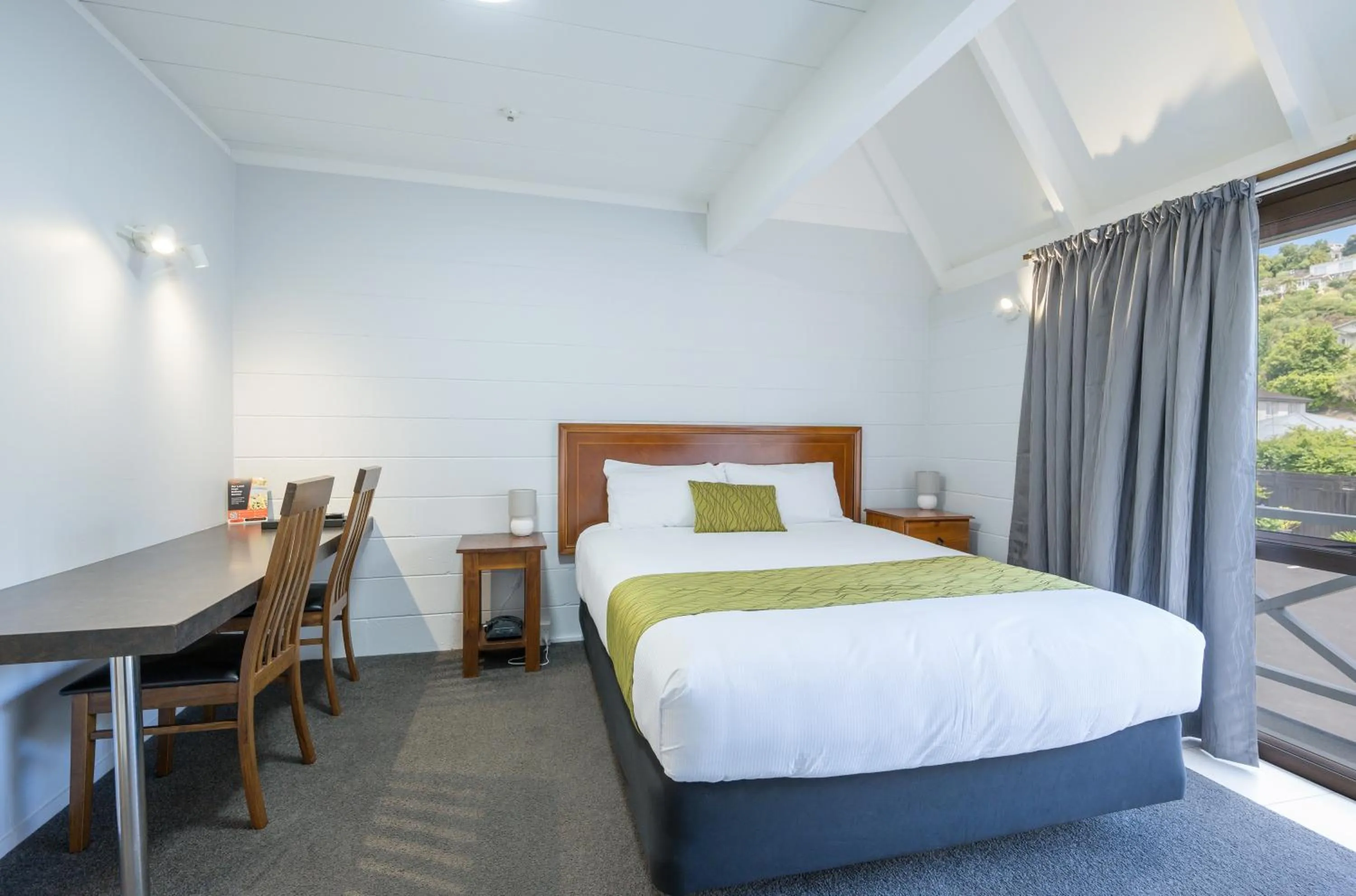 Bed in Admirals Motor Inn