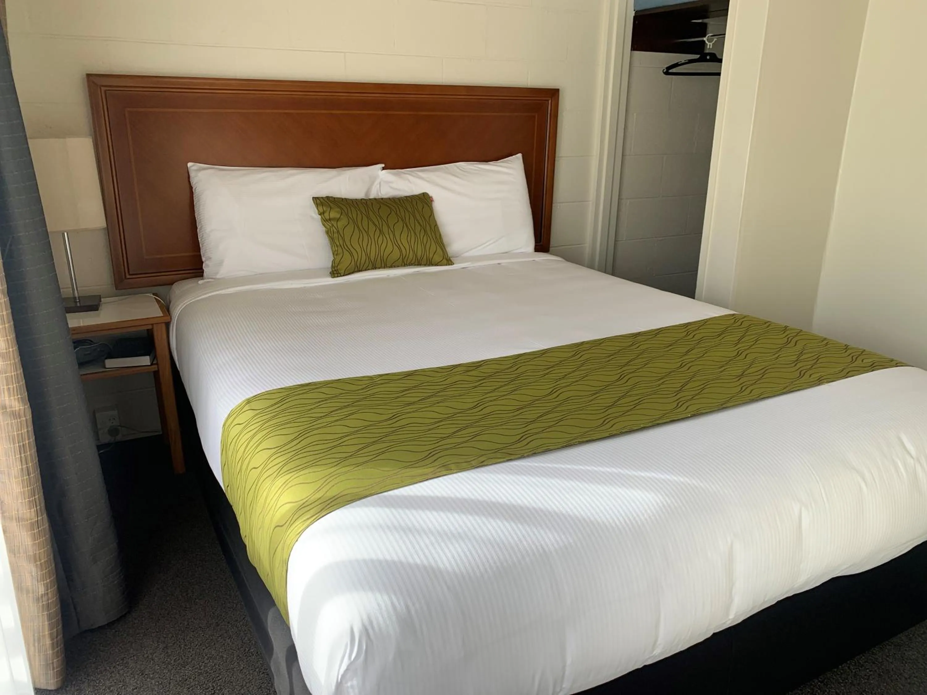 Bedroom, Bed in Admirals Motor Inn