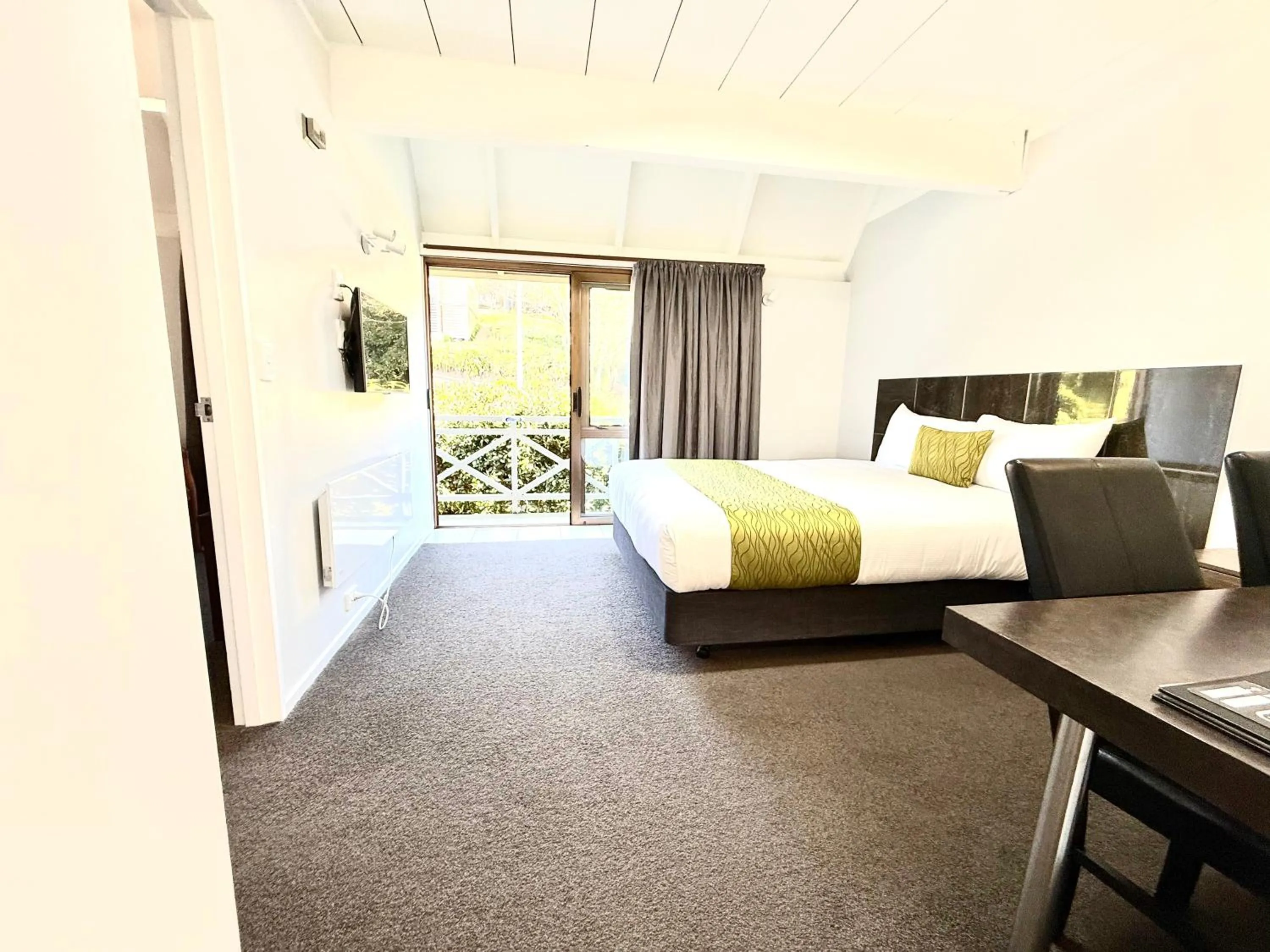 Bed in Admirals Motor Inn