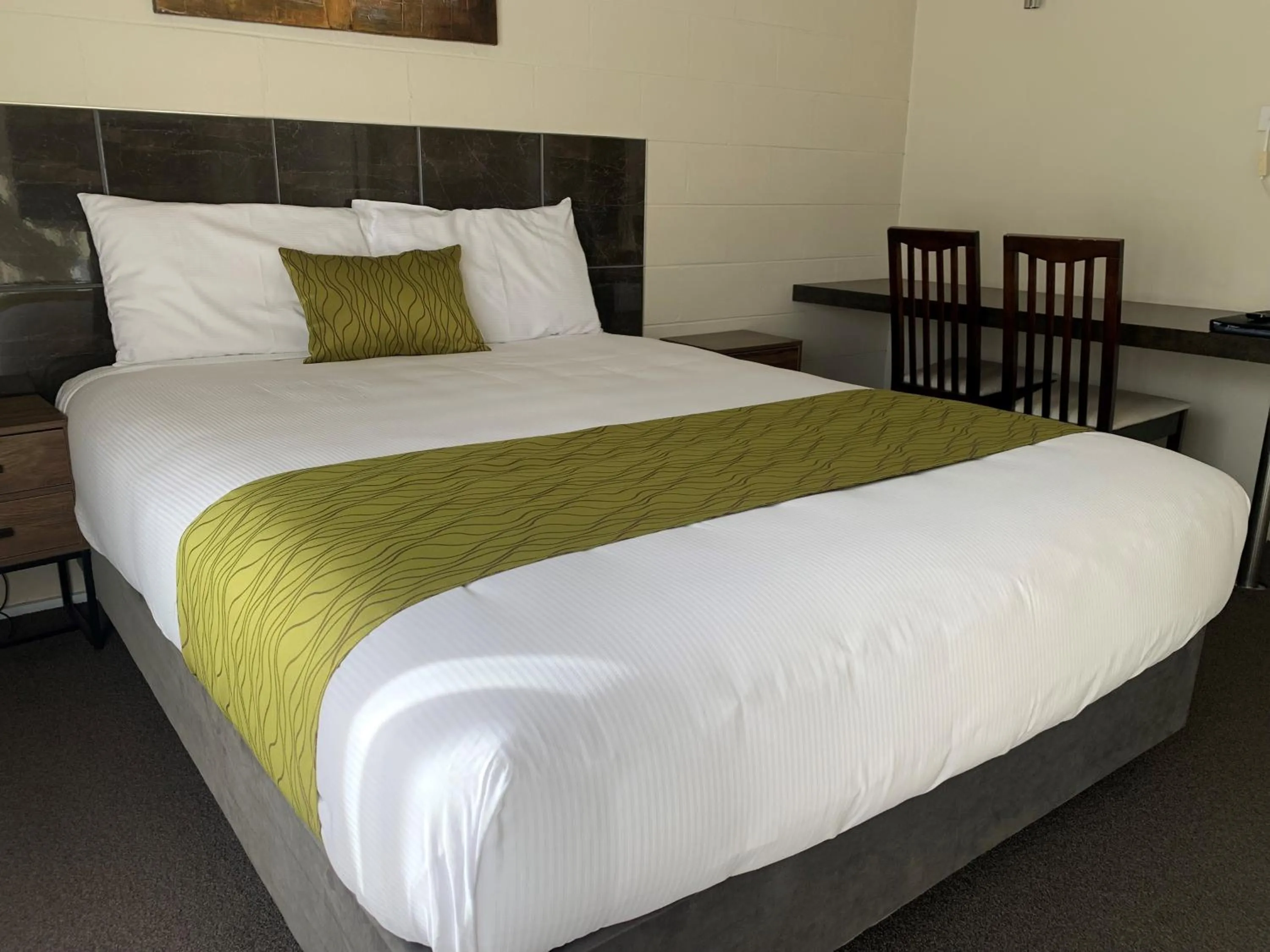 Bedroom, Bed in Admirals Motor Inn