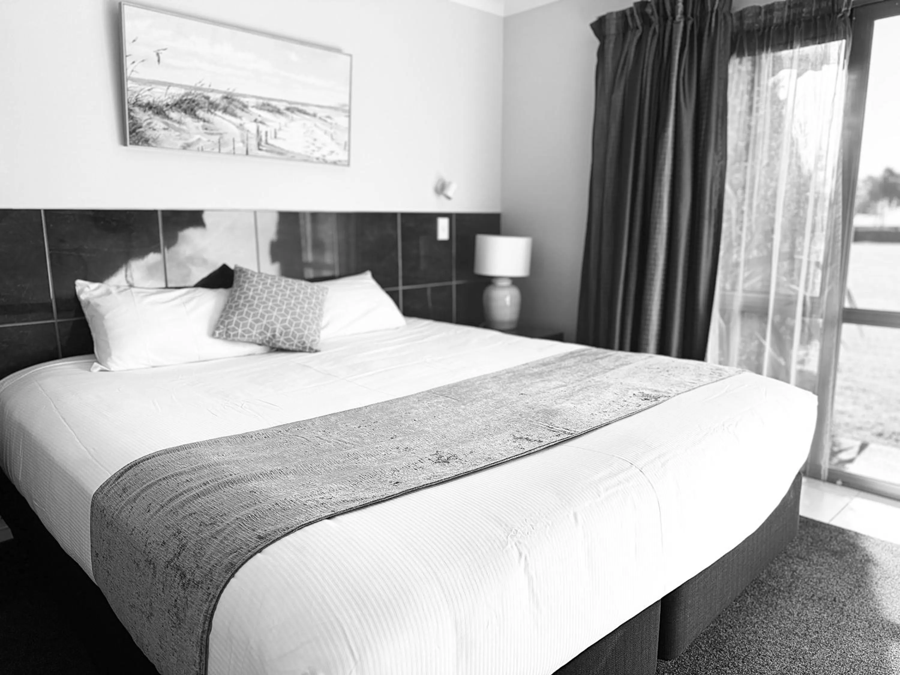 Bed in Admirals Motor Inn