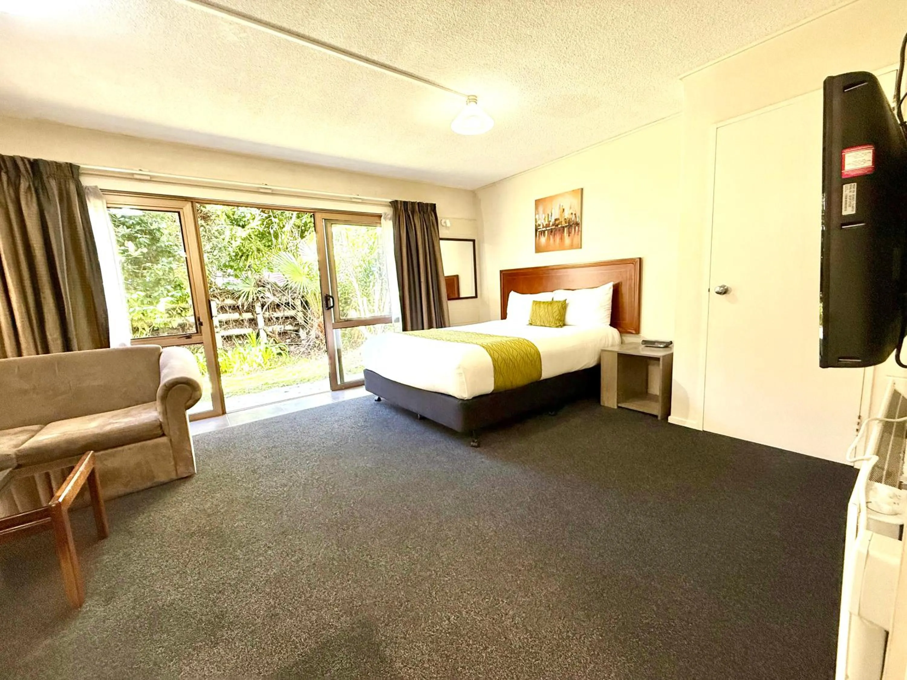 Bed in Admirals Motor Inn