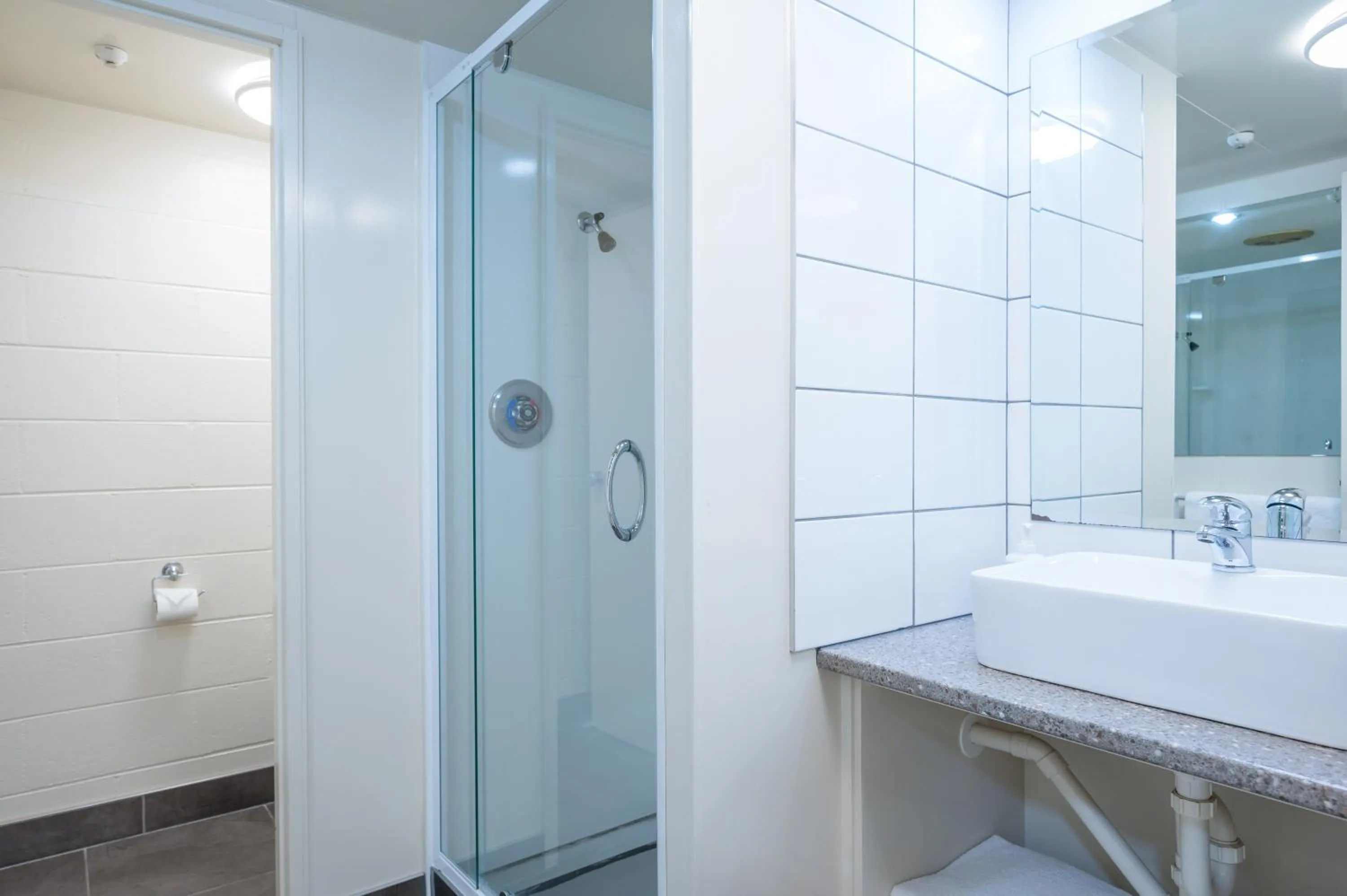 Shower in Admirals Motor Inn