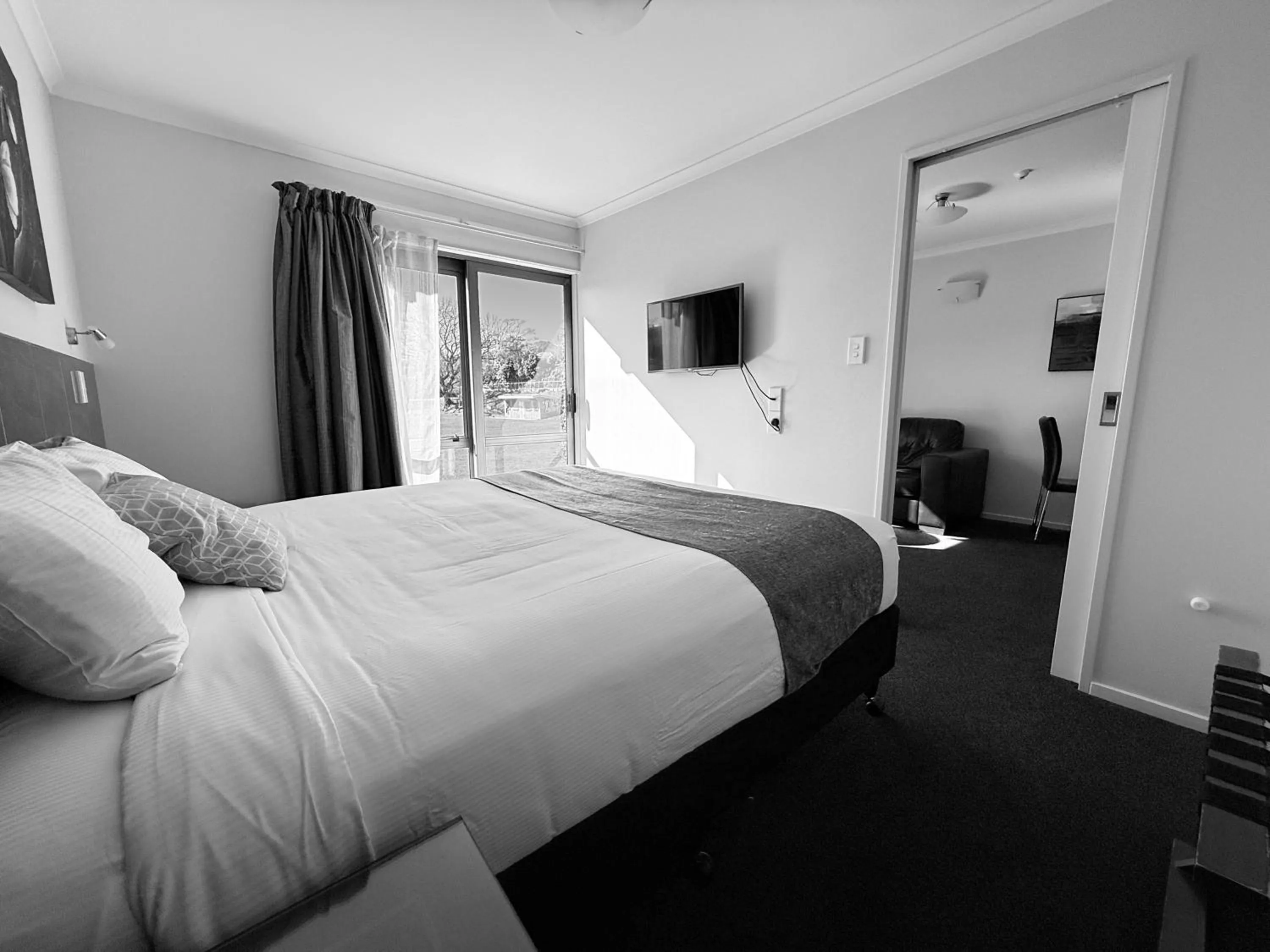 Bed in Admirals Motor Inn