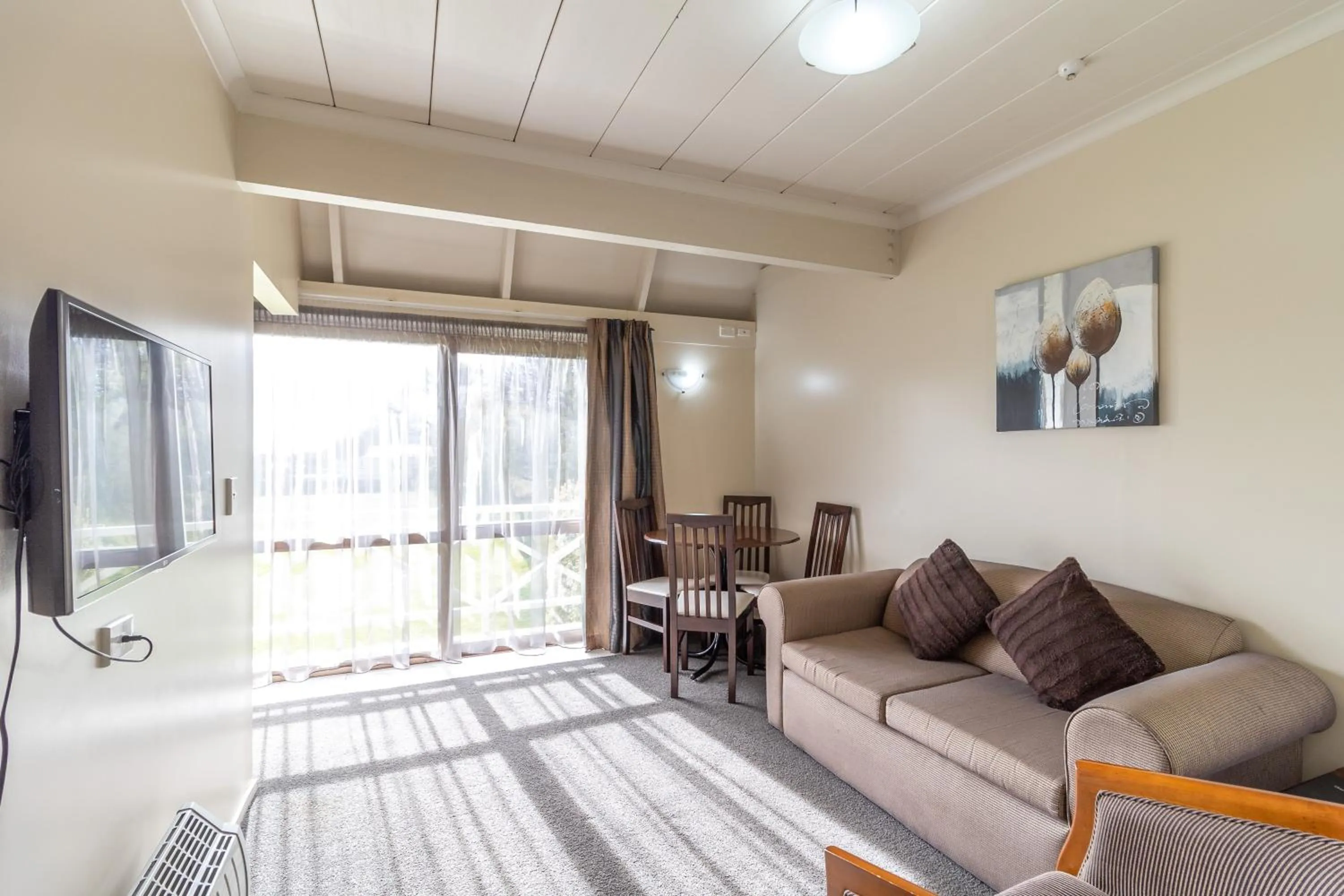 Living room in Admirals Motor Inn