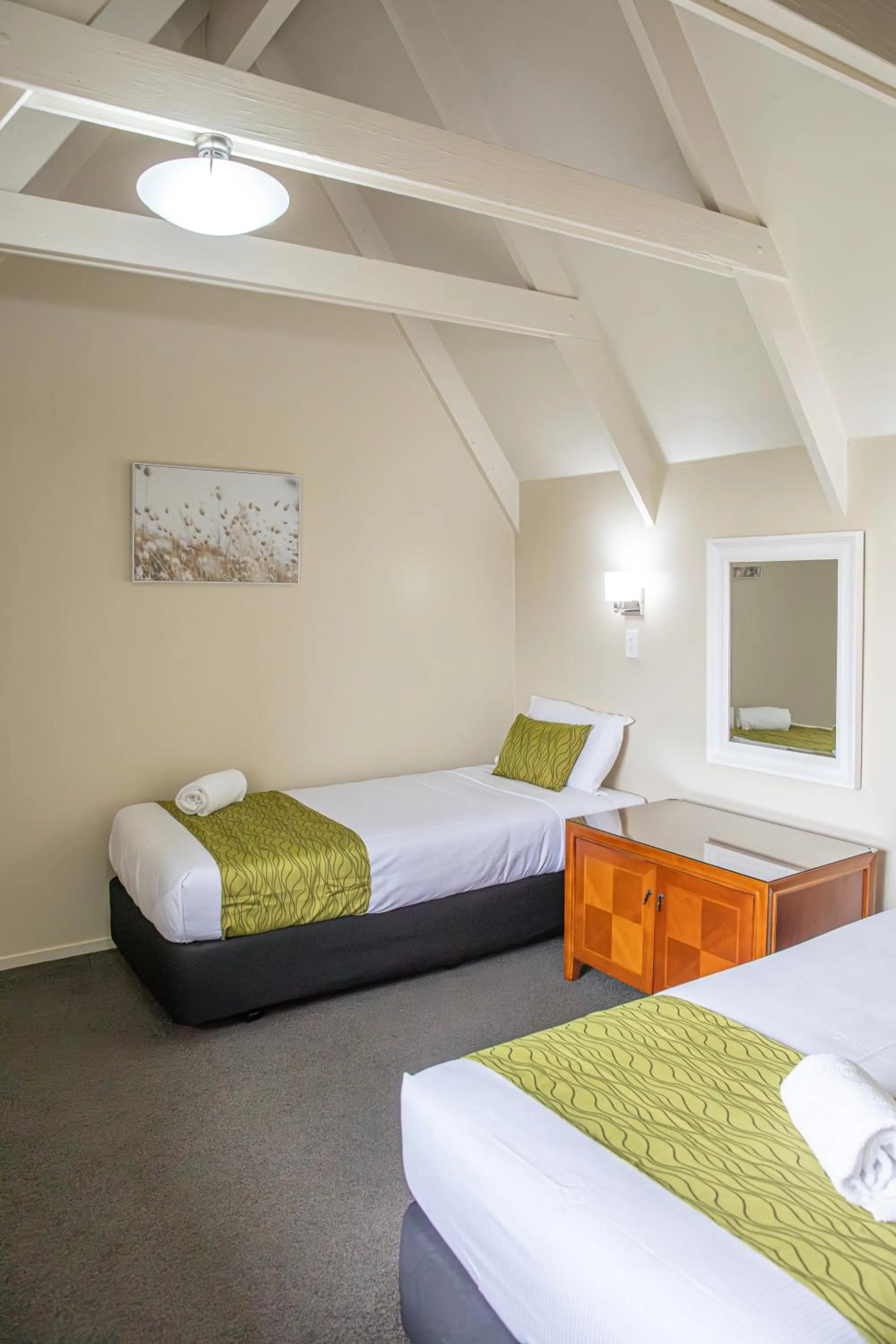 Bedroom, Bed in Admirals Motor Inn