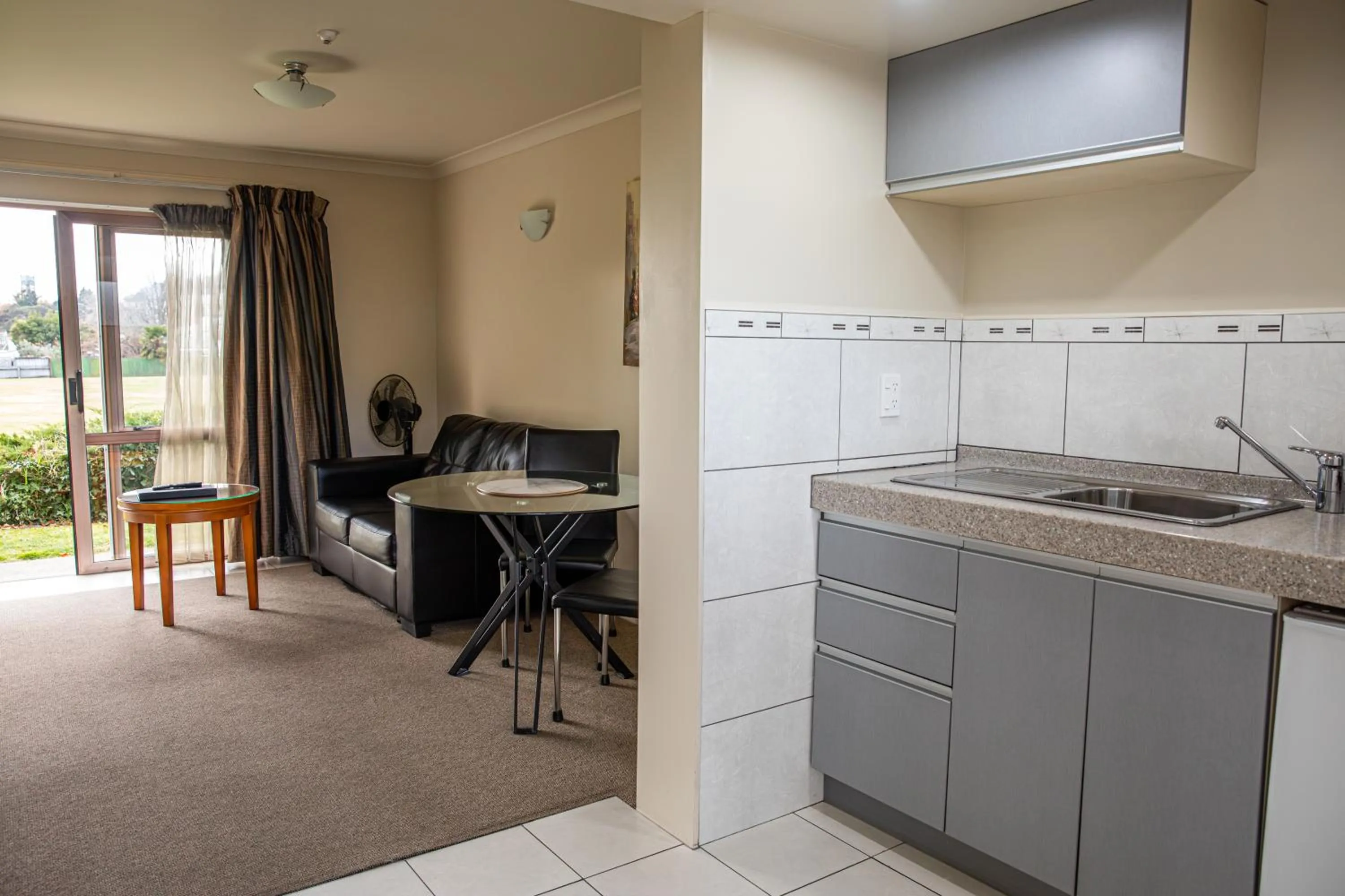 Living room in Admirals Motor Inn