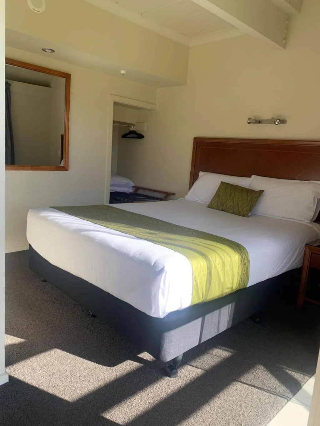 Bed in Admirals Motor Inn