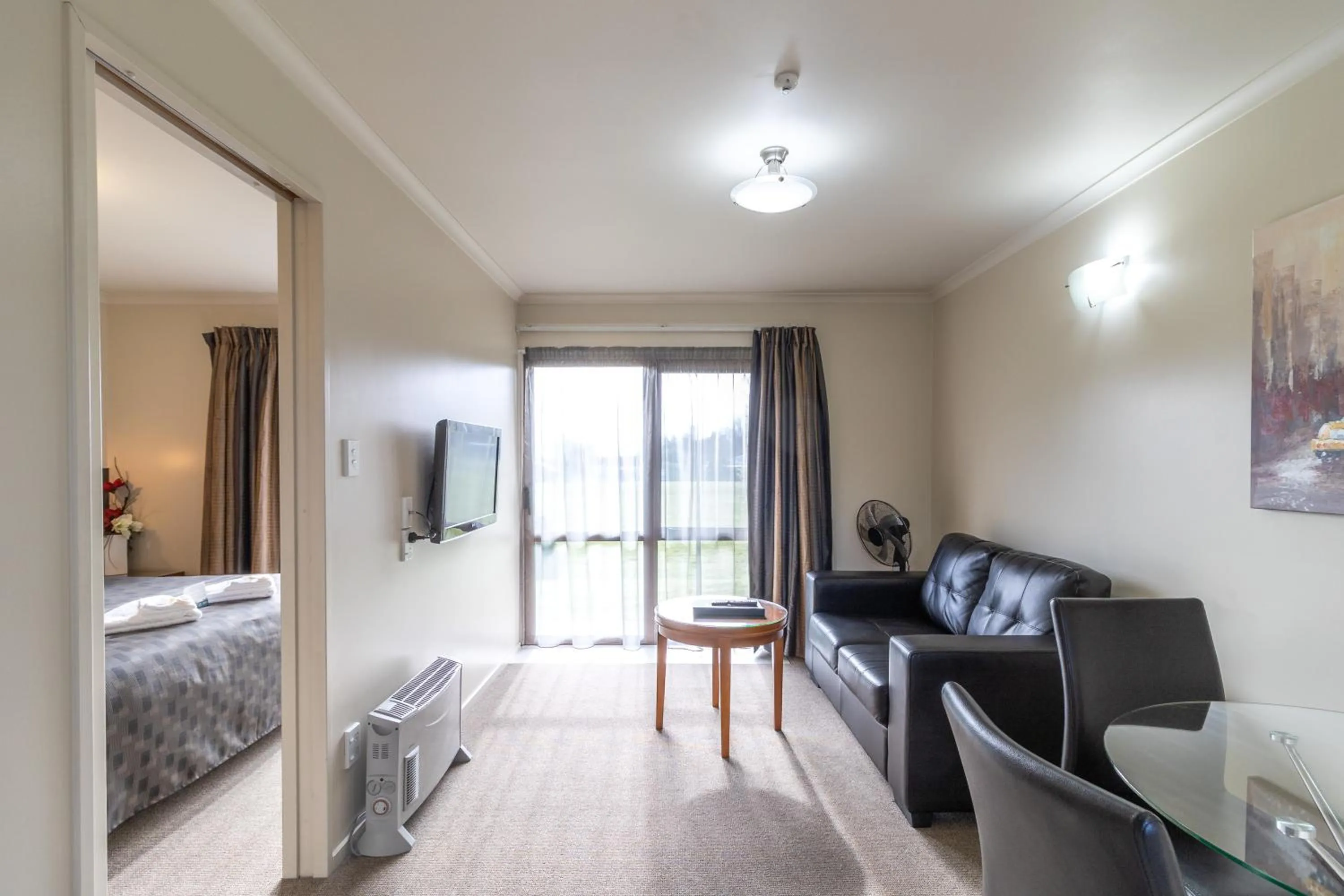 Living room, Bed in Admirals Motor Inn