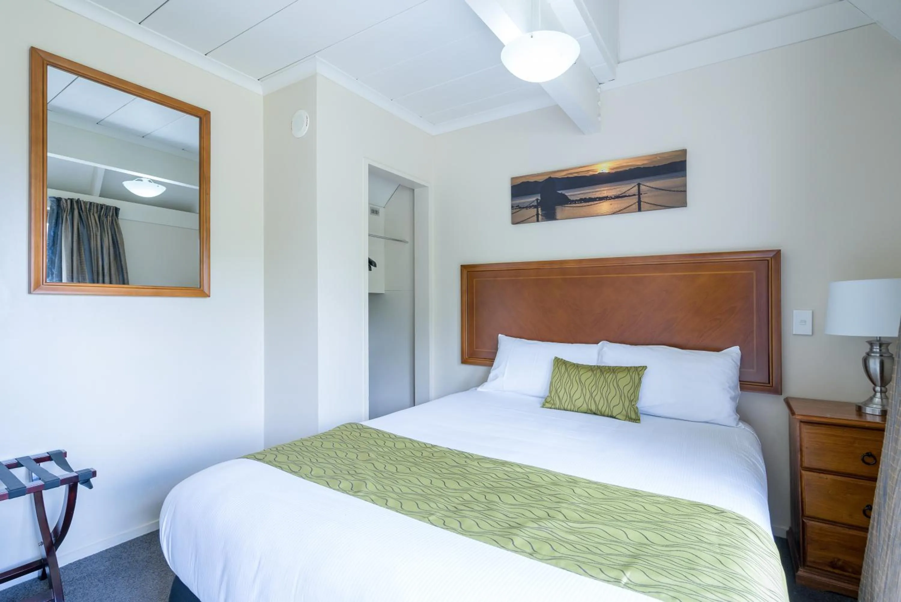 Bed in Admirals Motor Inn