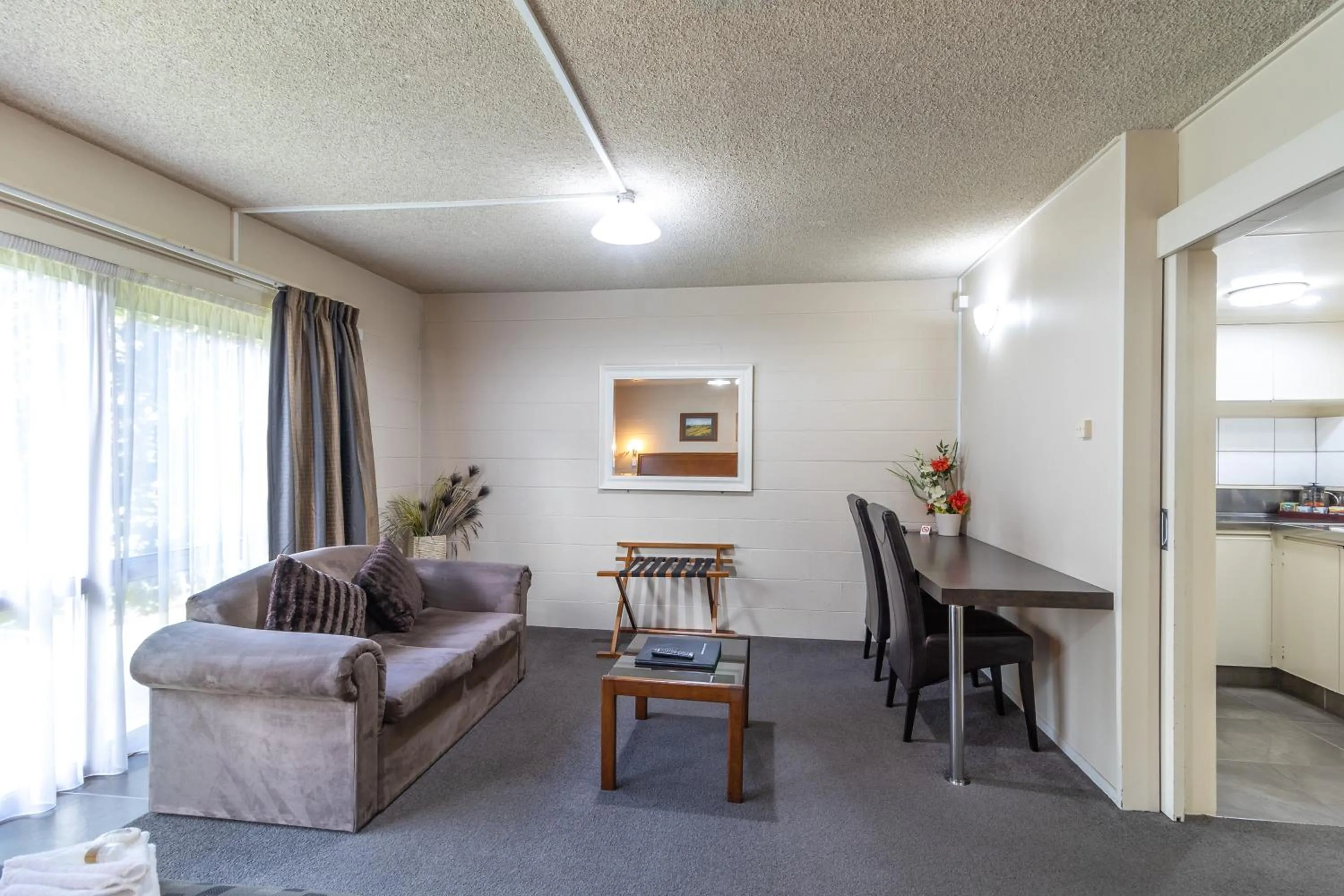 Living room in Admirals Motor Inn