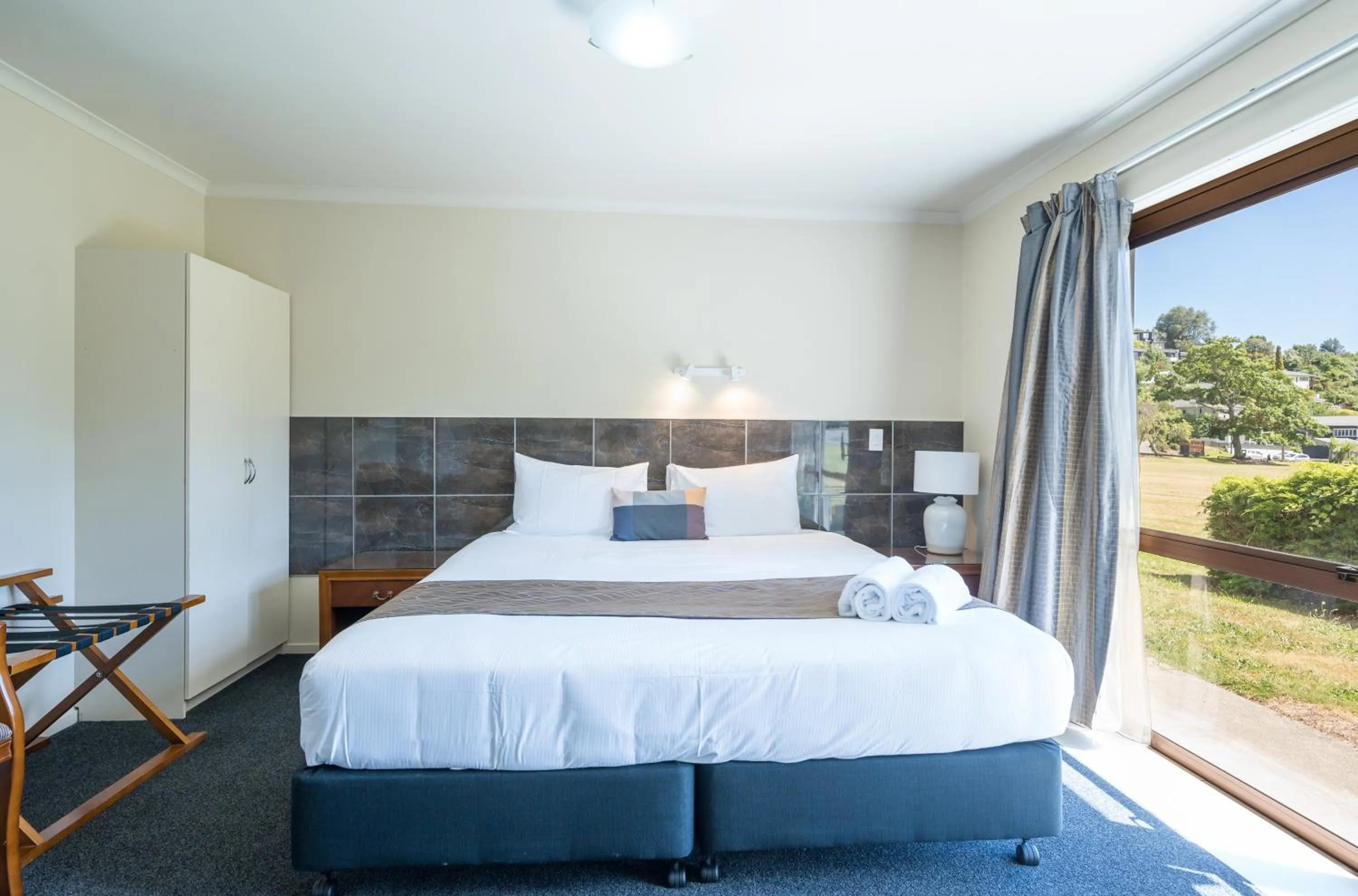 Bed in Admirals Motor Inn