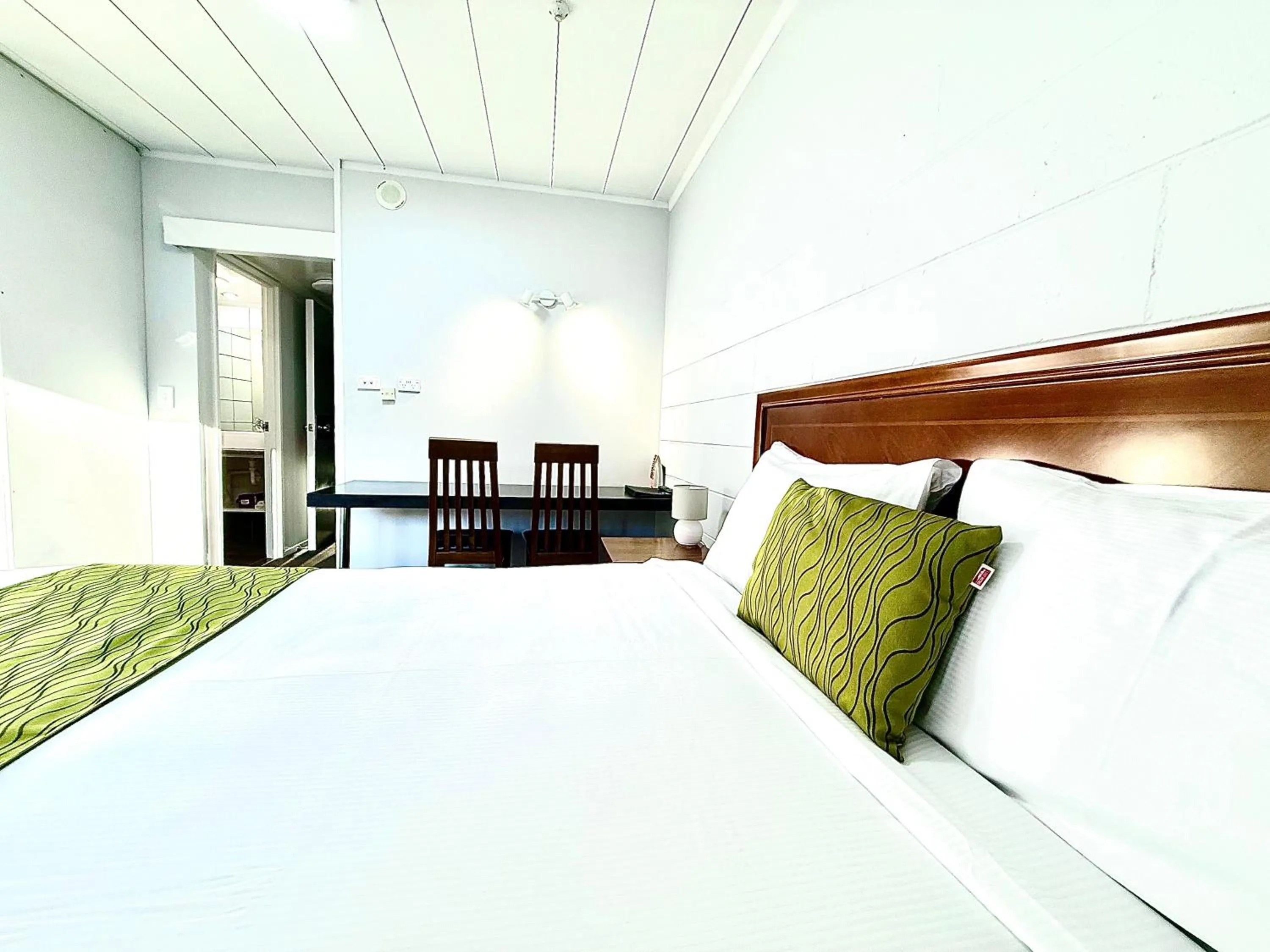 Bed in Admirals Motor Inn