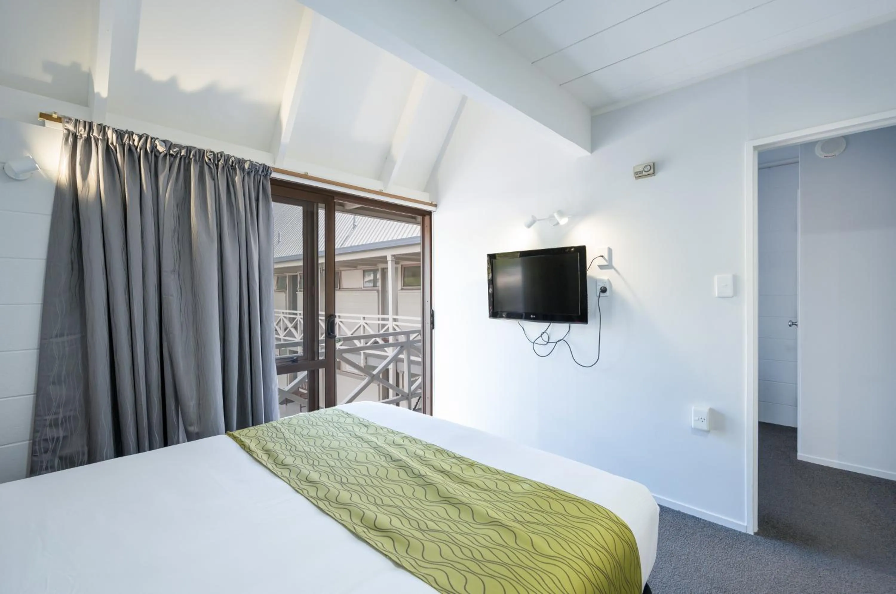 Bed in Admirals Motor Inn