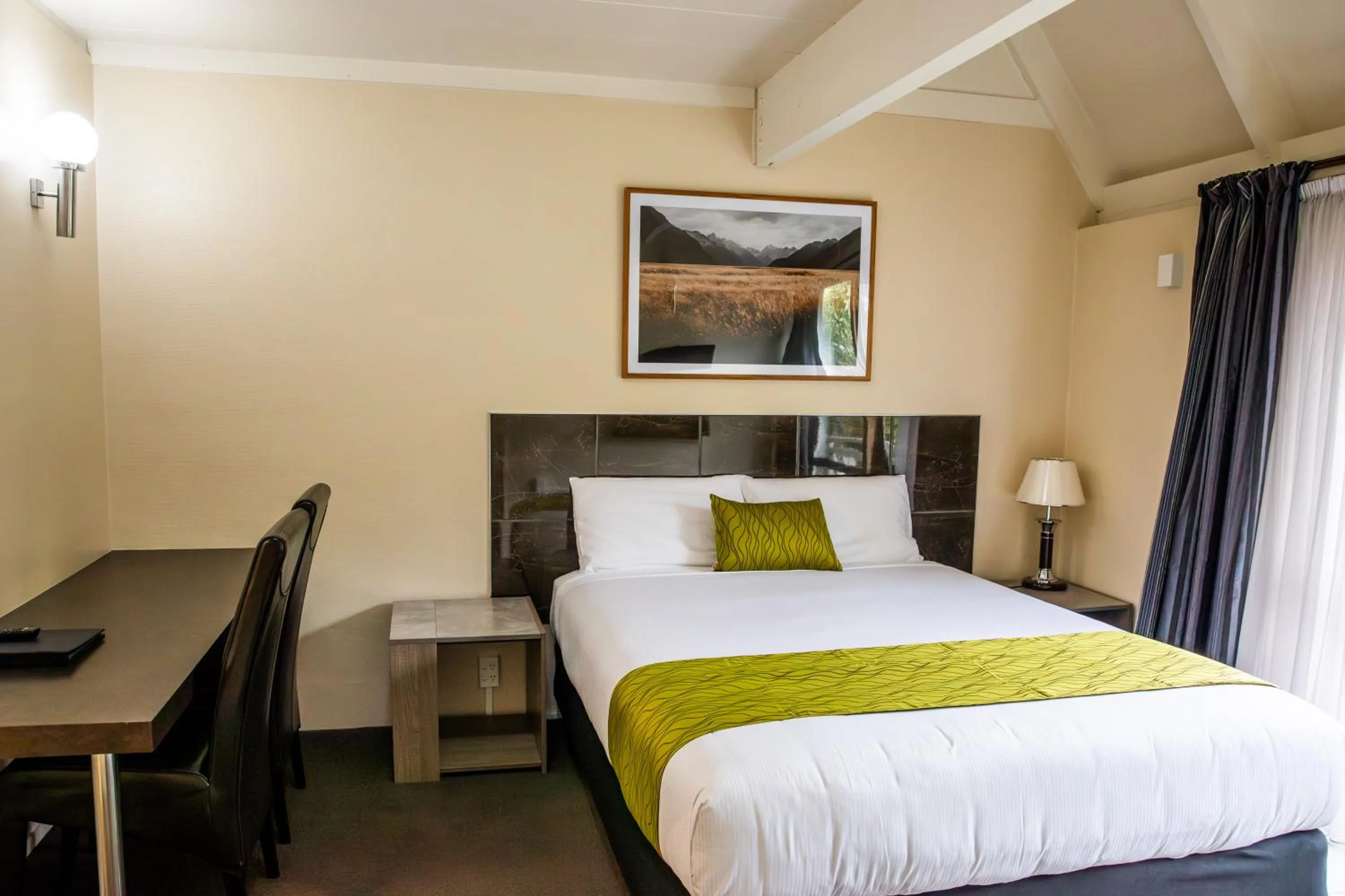 Bedroom, Bed in Admirals Motor Inn