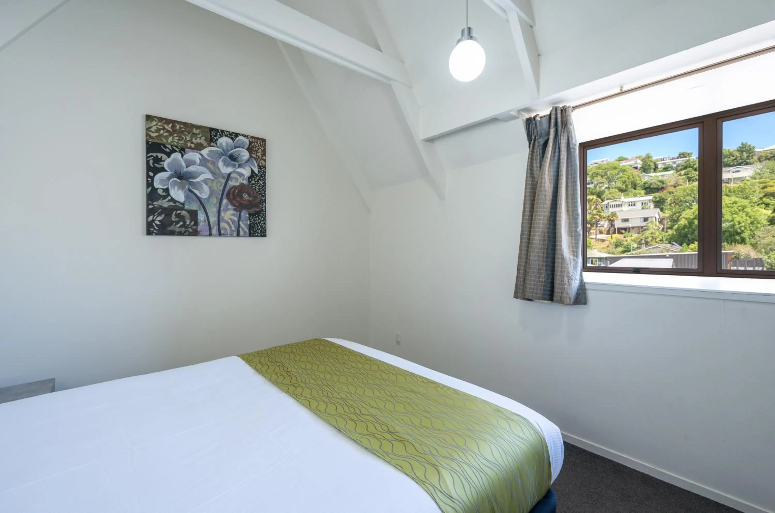 Bed in Admirals Motor Inn