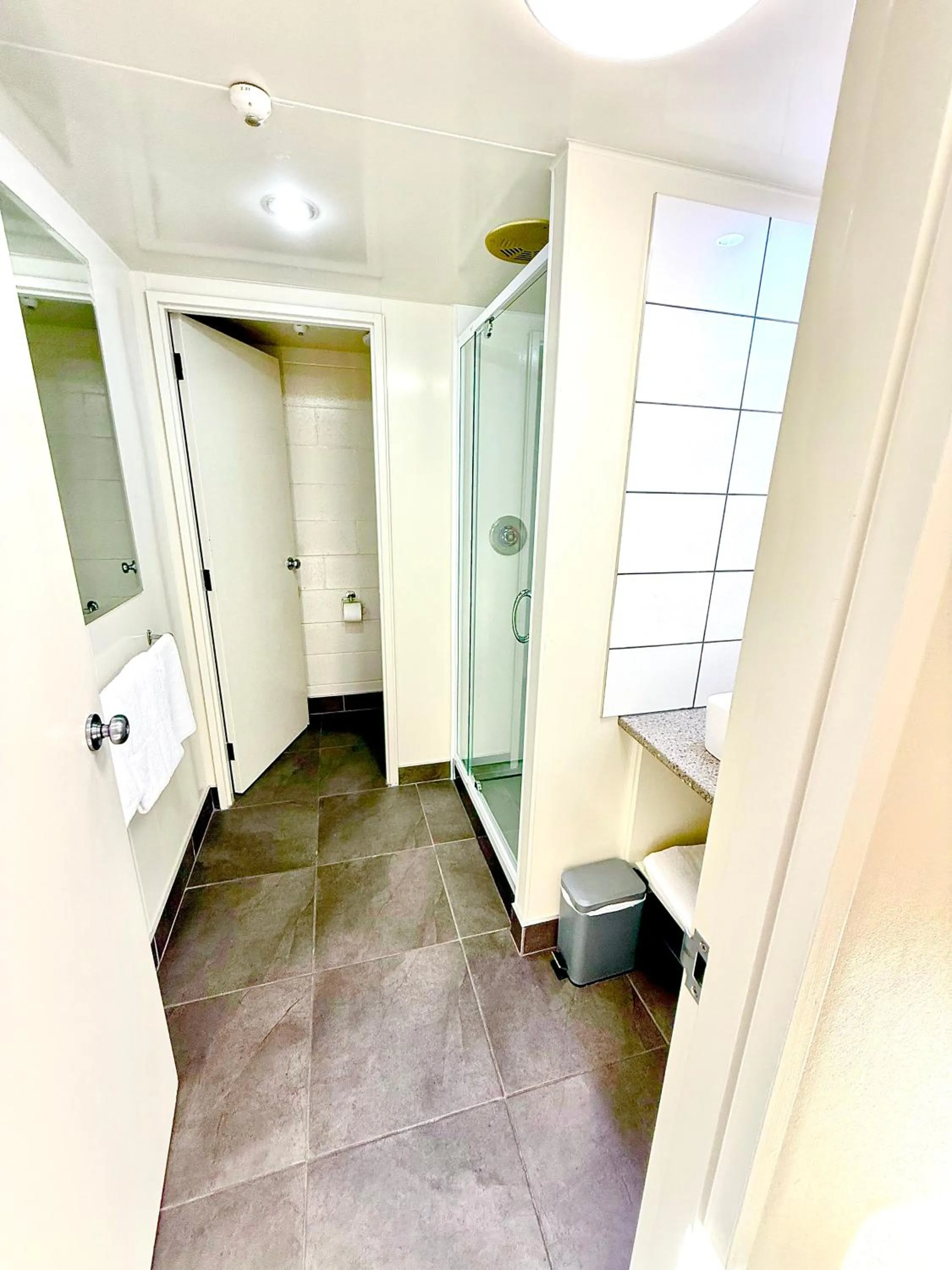 Shower in Admirals Motor Inn