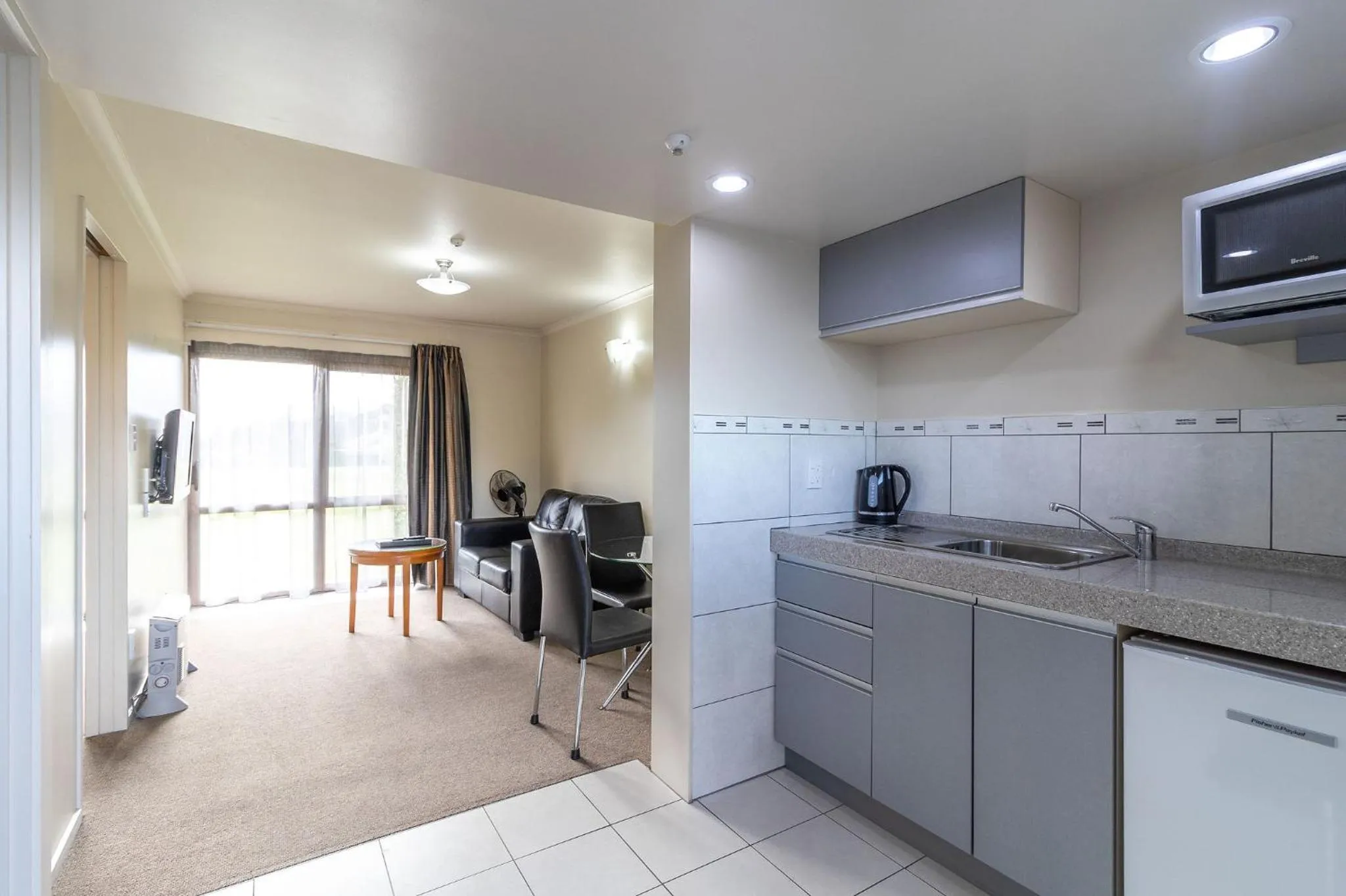 Kitchen or kitchenette in Admirals Motor Inn