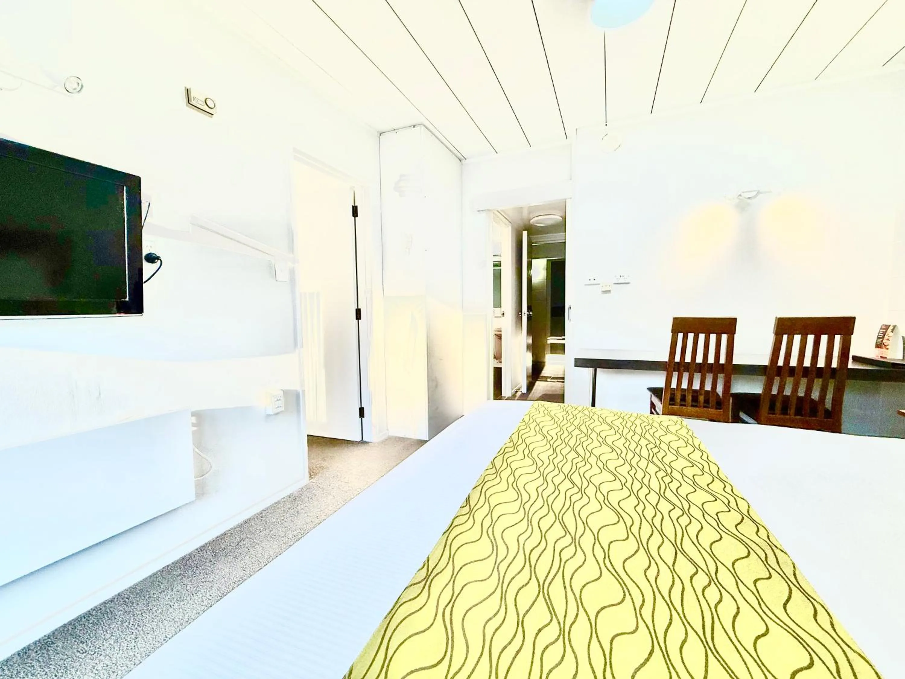 Bed in Admirals Motor Inn