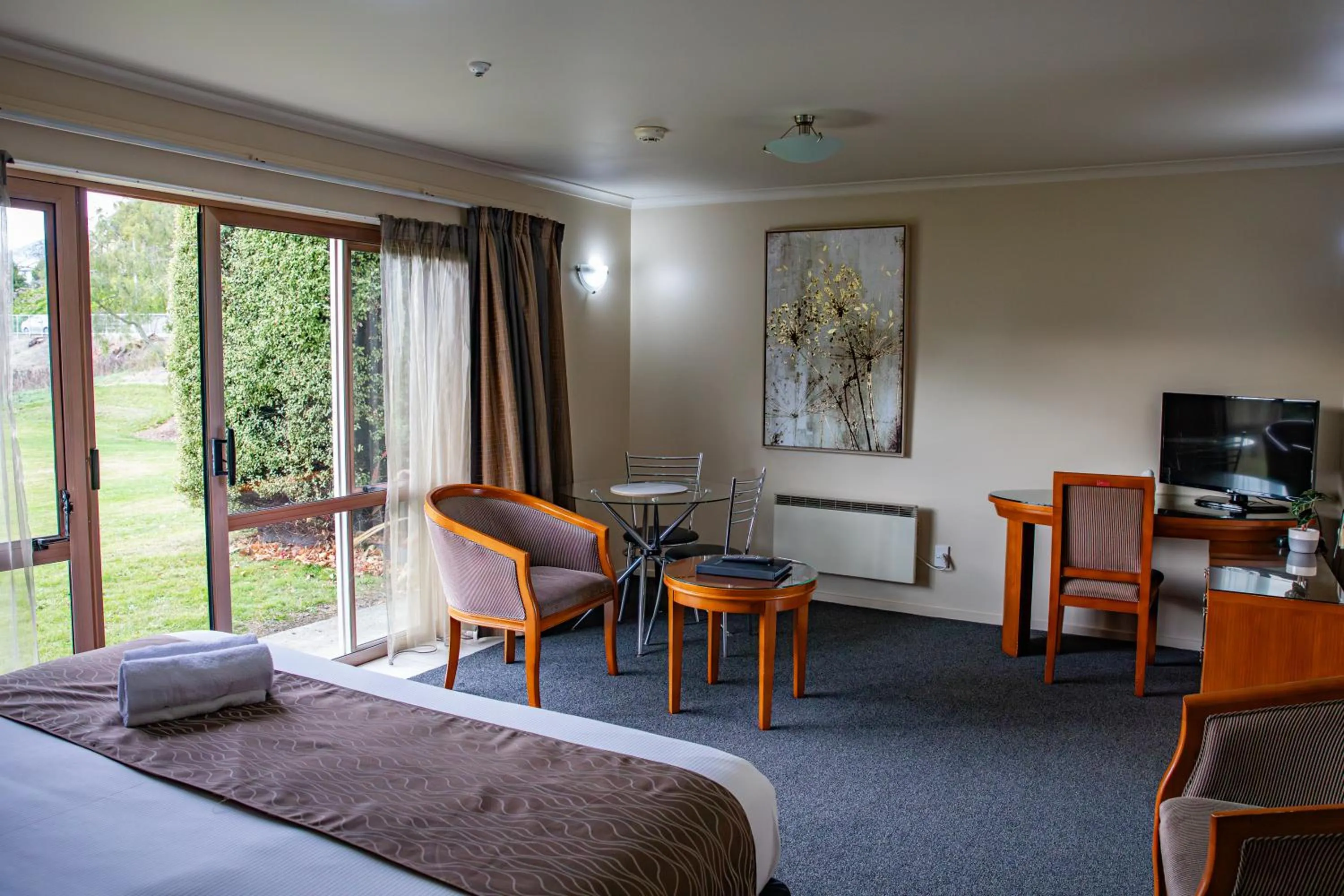 City view, Bed in Admirals Motor Inn