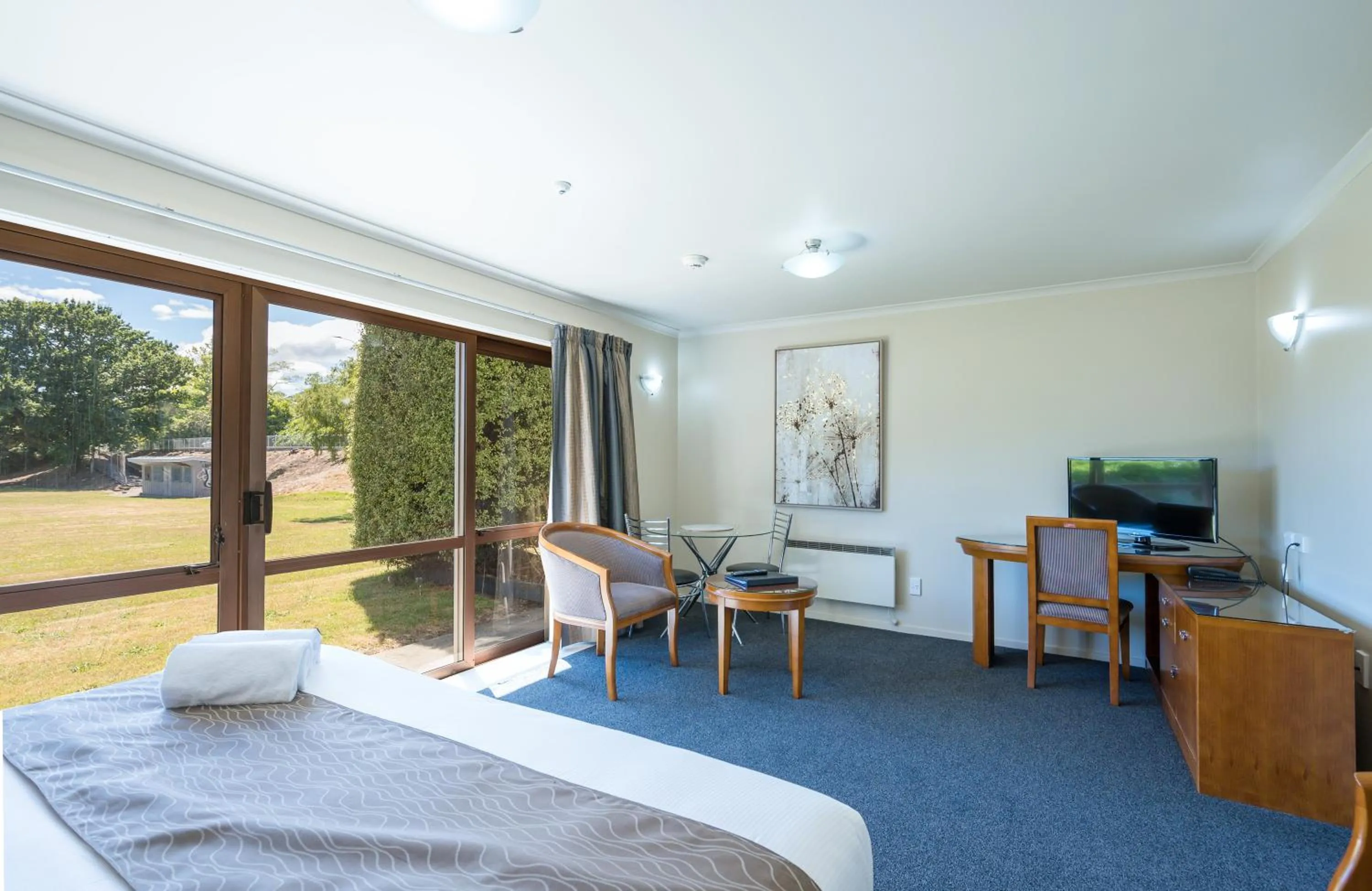 Bedroom, Bed in Admirals Motor Inn