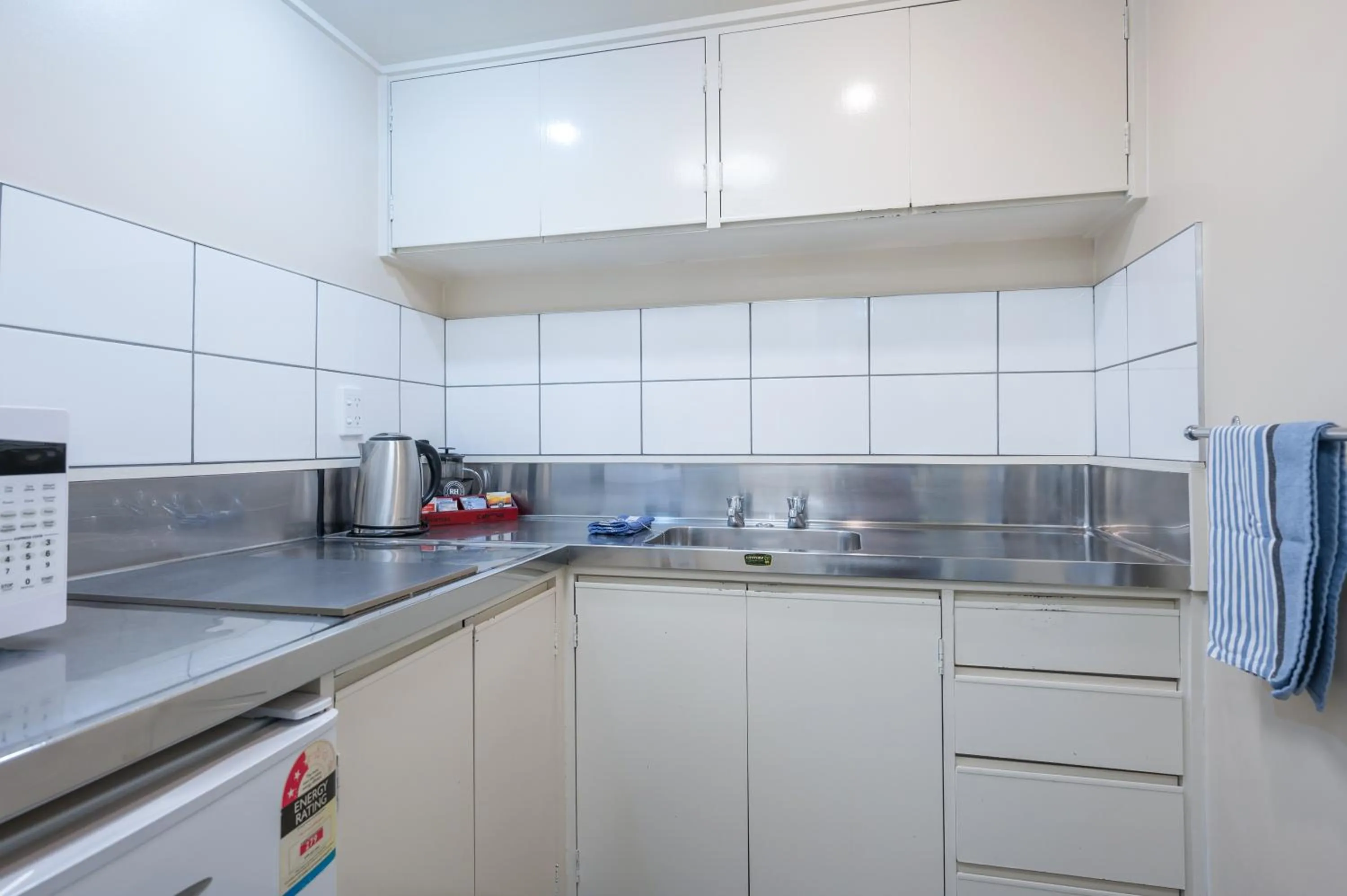 Kitchen or kitchenette in Admirals Motor Inn