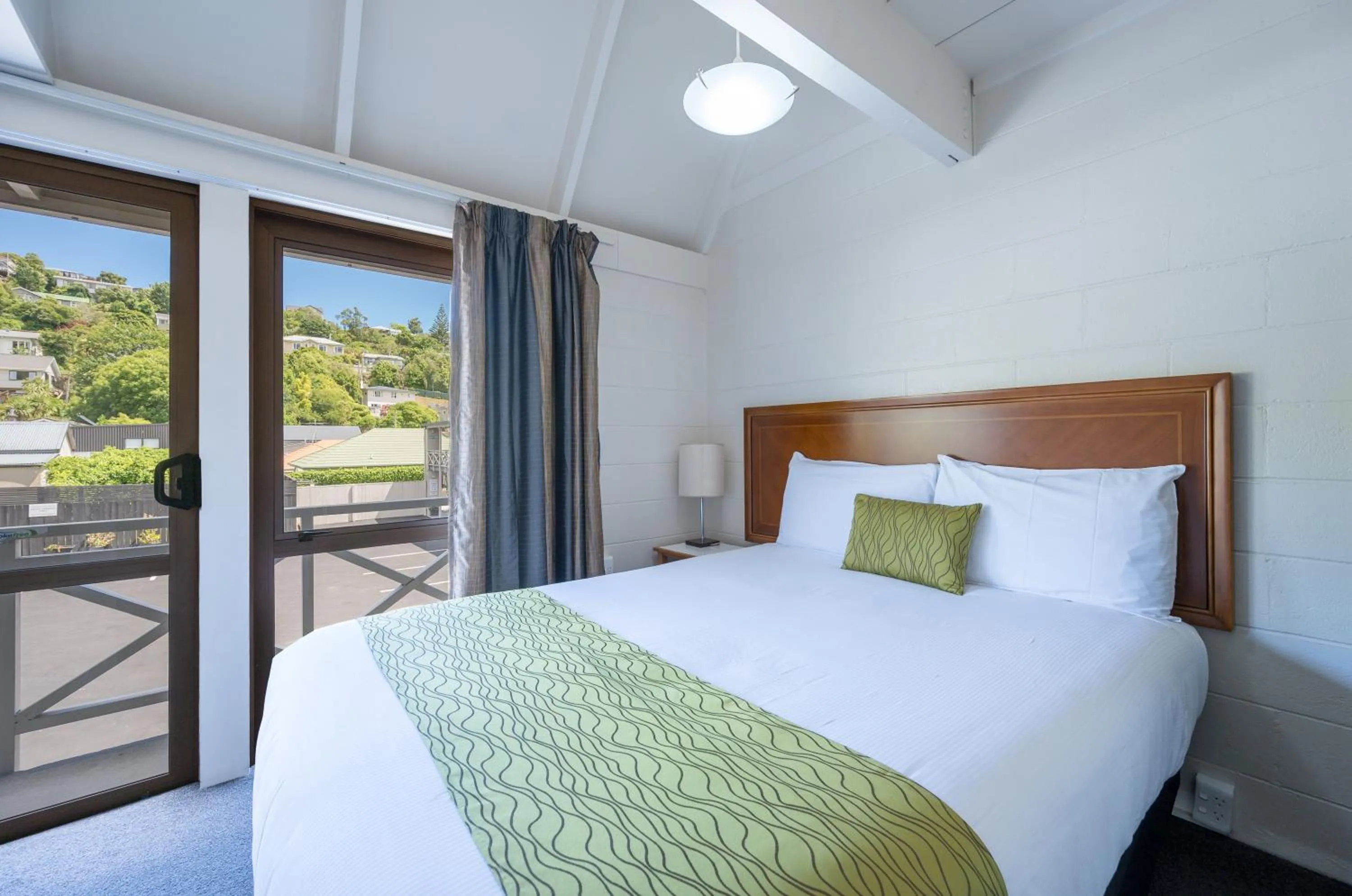 Bed in Admirals Motor Inn