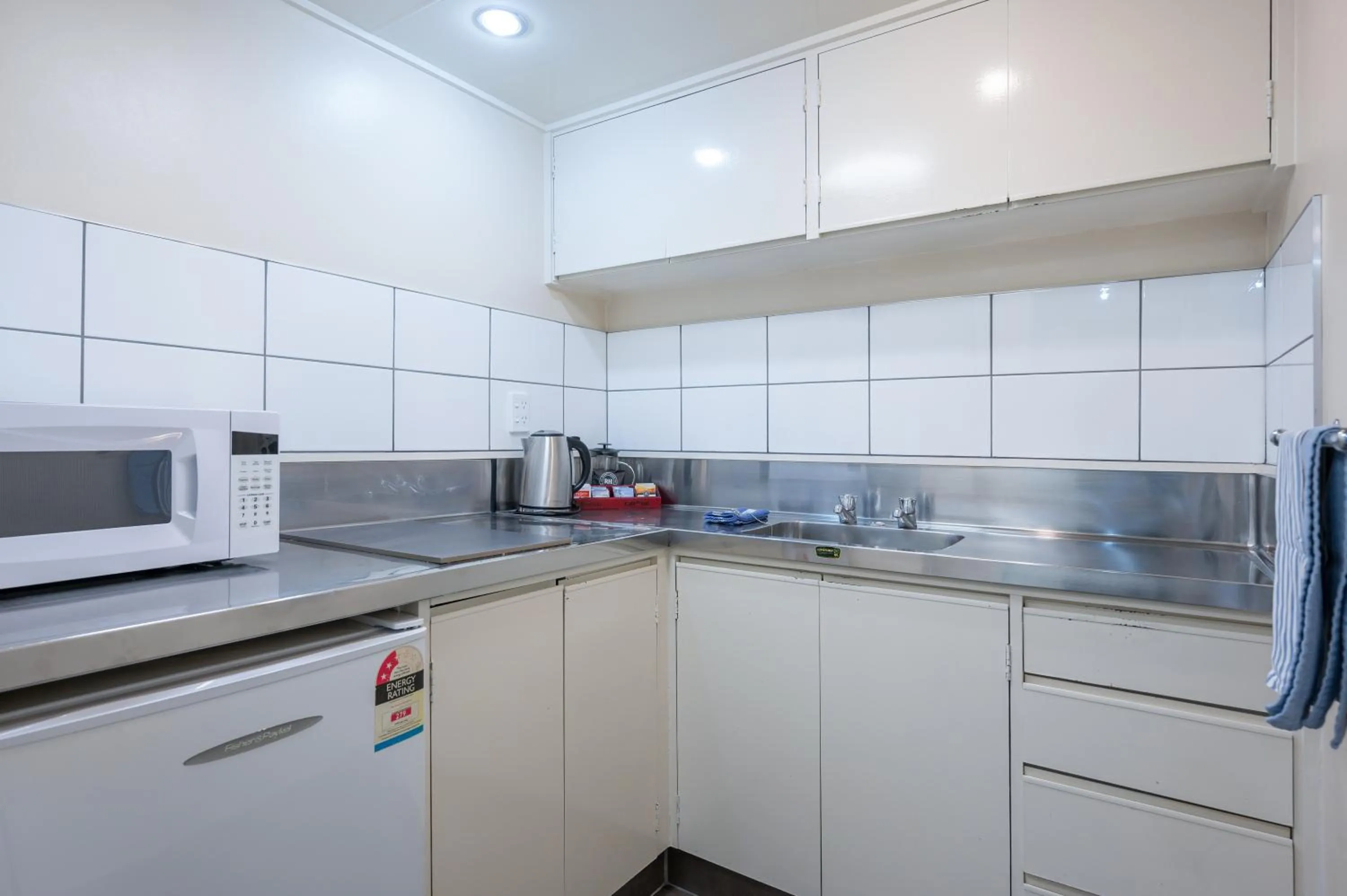 Kitchen or kitchenette in Admirals Motor Inn