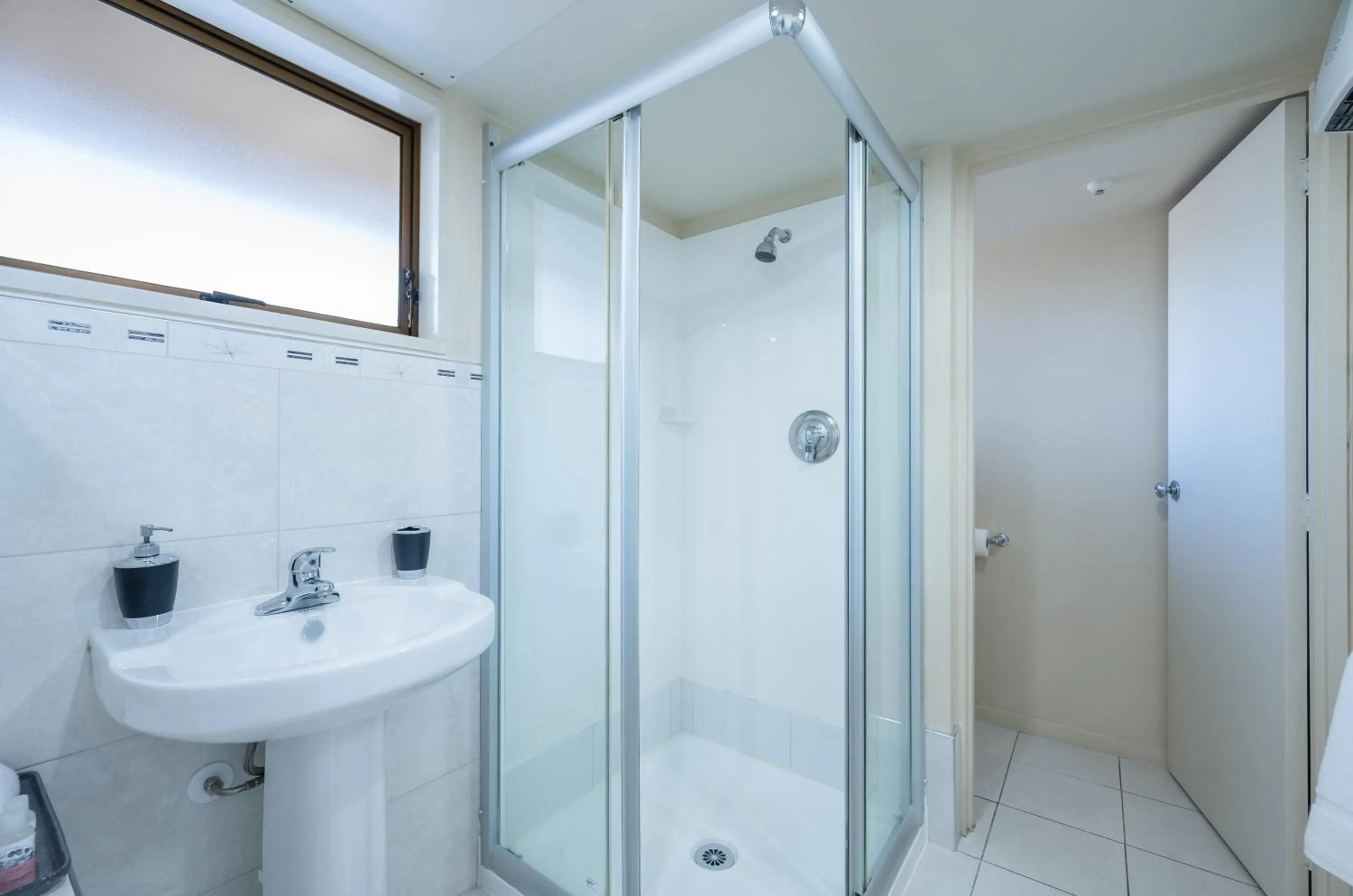 Bathroom in Admirals Motor Inn